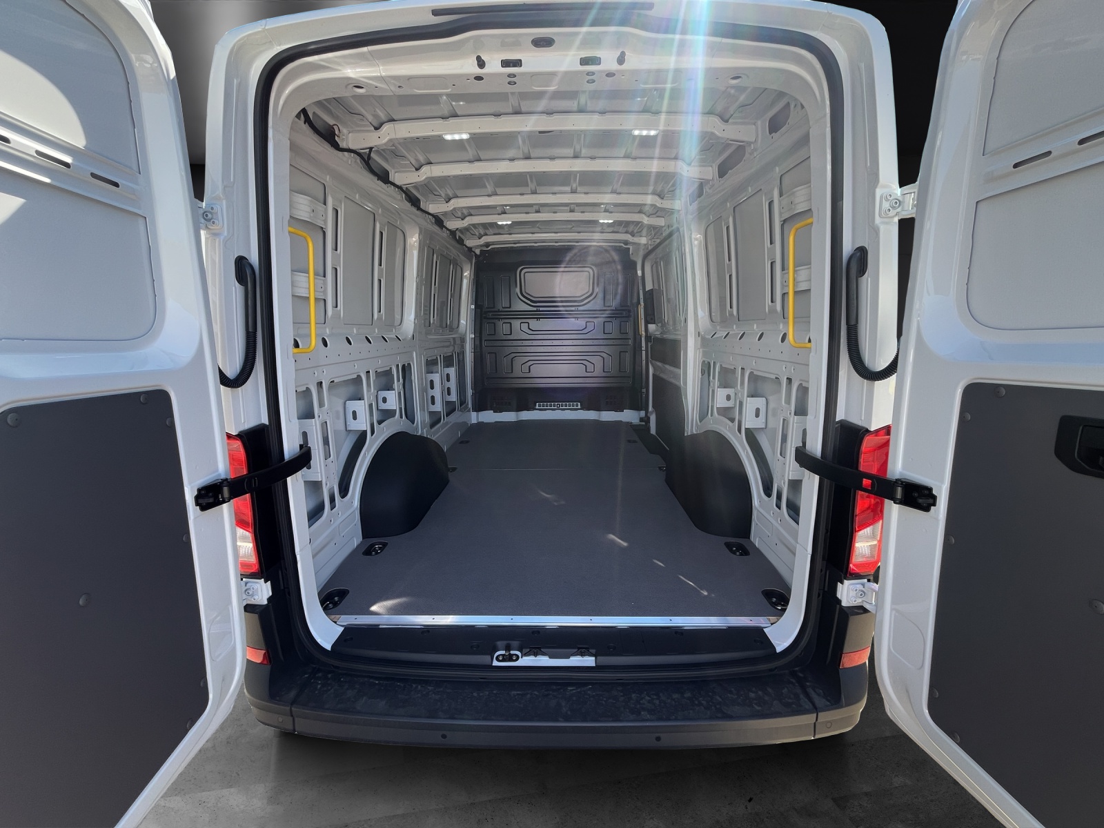 Fahrzeugabbildung Volkswagen Crafter Kasten 2,0l TDI 103 kW MR KLIMA KAMERA HOLZFUSSBODEN