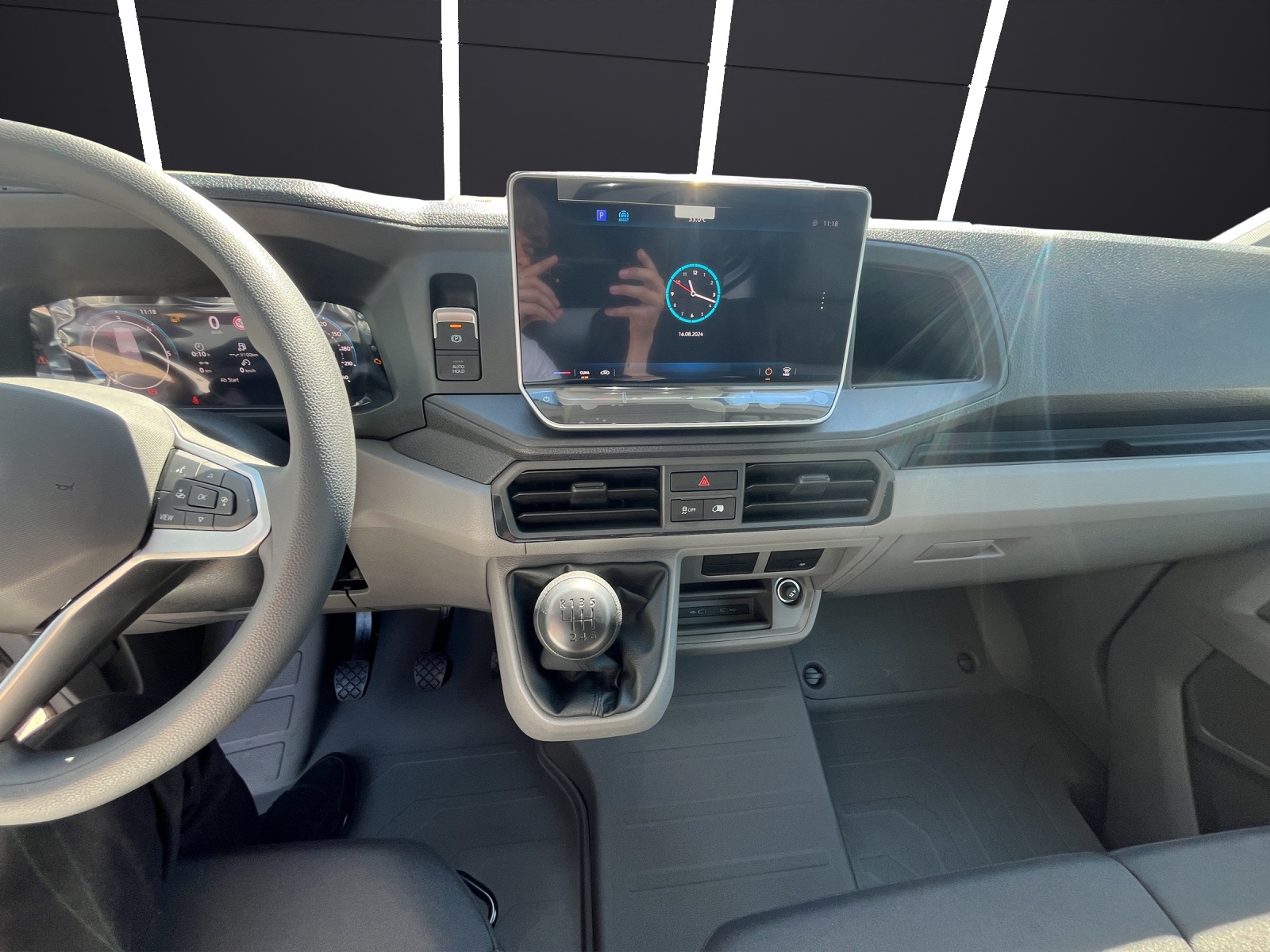 Fahrzeugabbildung Volkswagen Crafter Kasten 2,0l TDI 103 kW MR KLIMA KAMERA HOLZFUSSBODEN