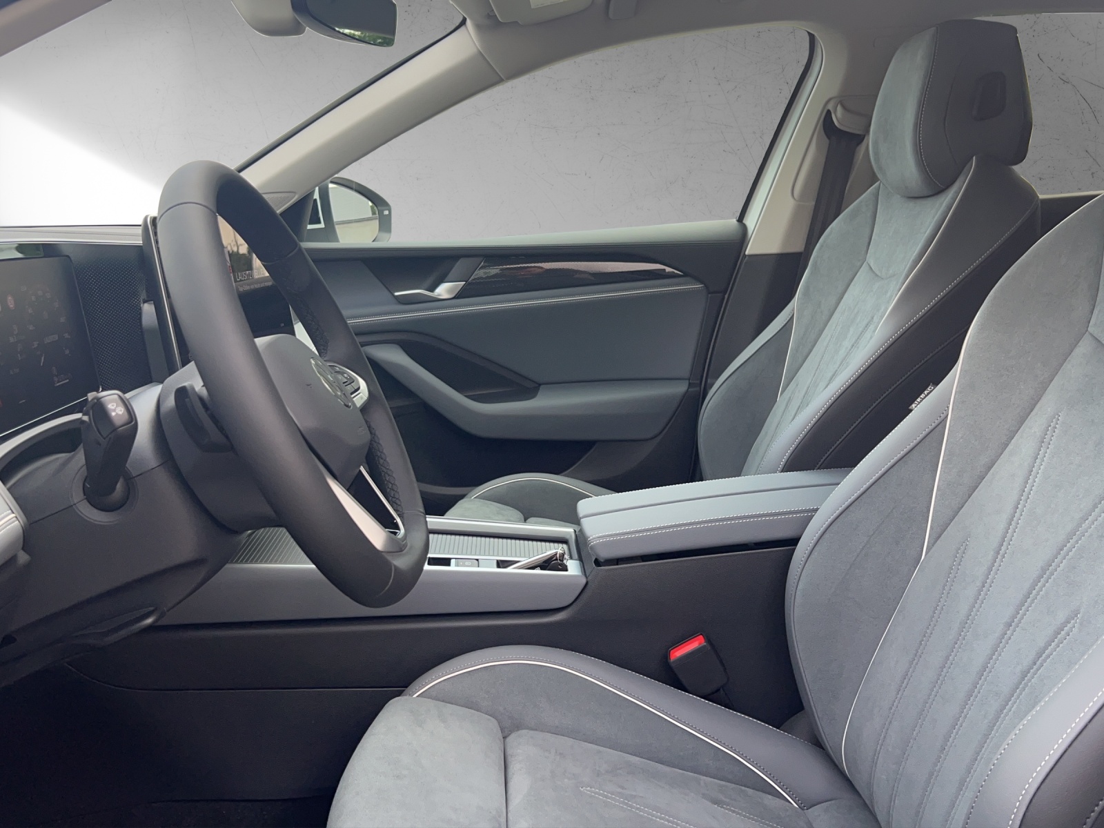 Fahrzeugabbildung Volkswagen Passat TSI Business DSG LED ACC Navi HUD AID Park-Assist SH LM