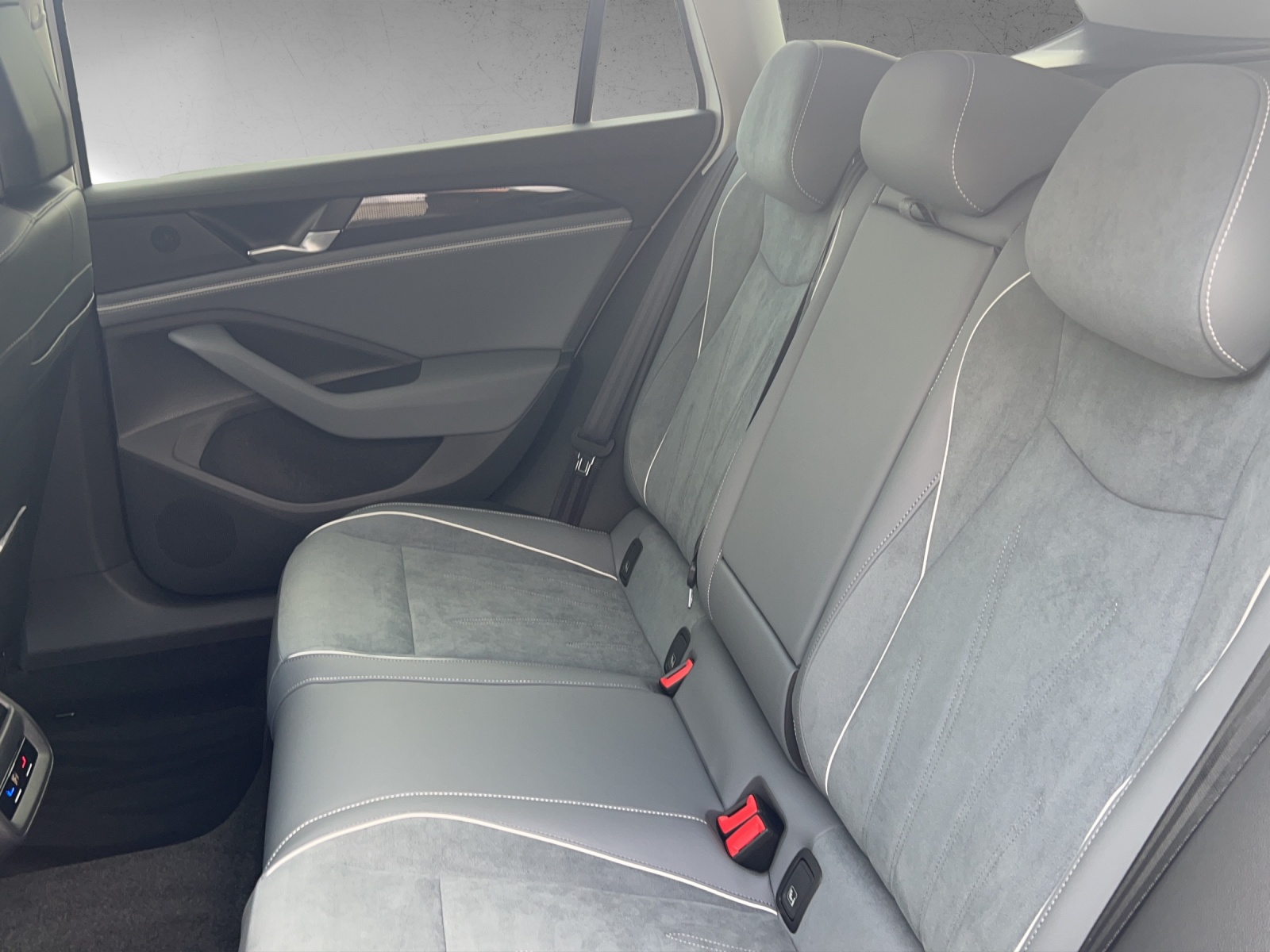 Fahrzeugabbildung Volkswagen Passat TSI Business DSG LED ACC Navi HUD AID Park-Assist SH LM