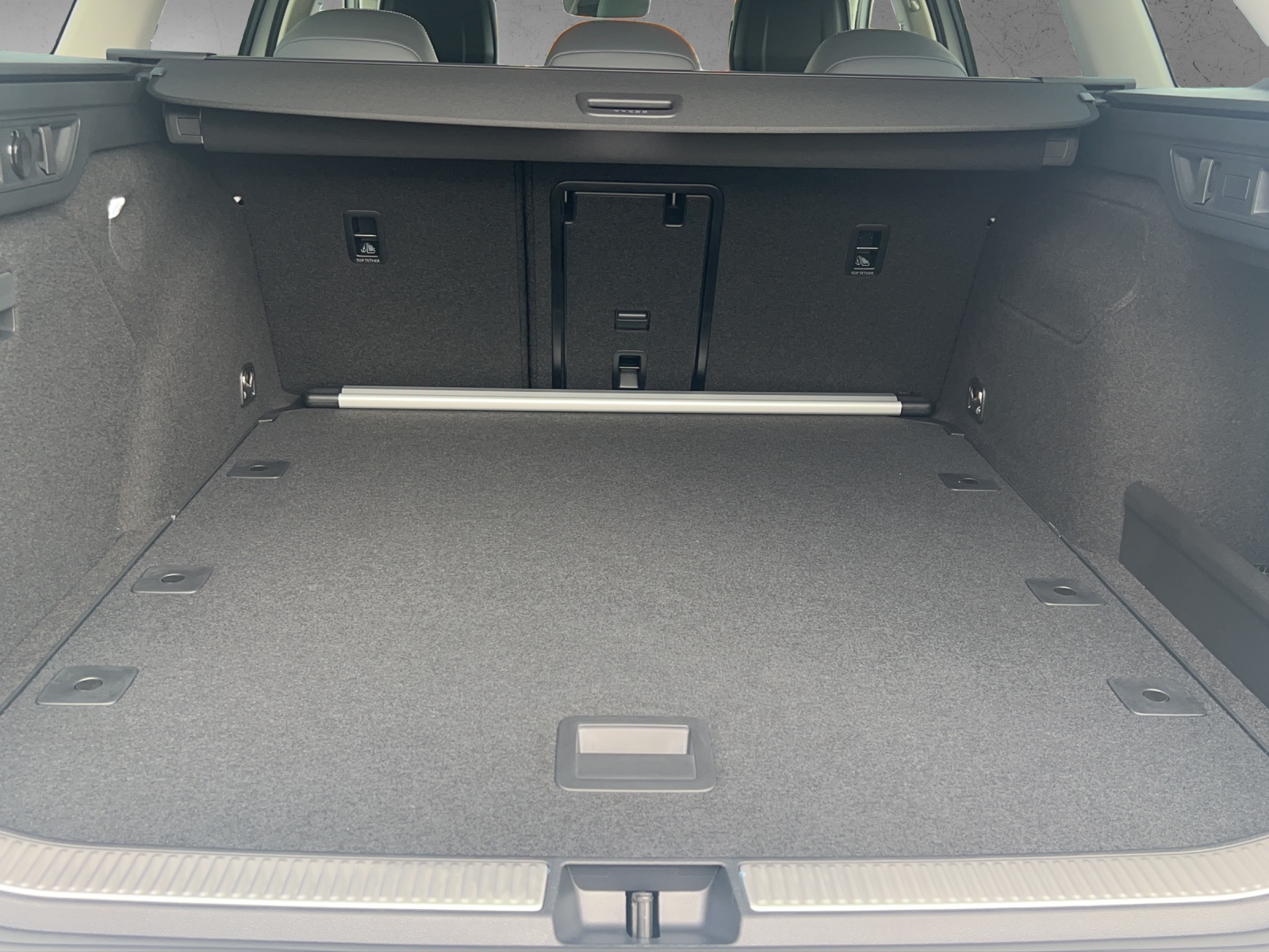 Fahrzeugabbildung Volkswagen Passat TSI Business DSG LED ACC Navi HUD AID Park-Assist SH LM