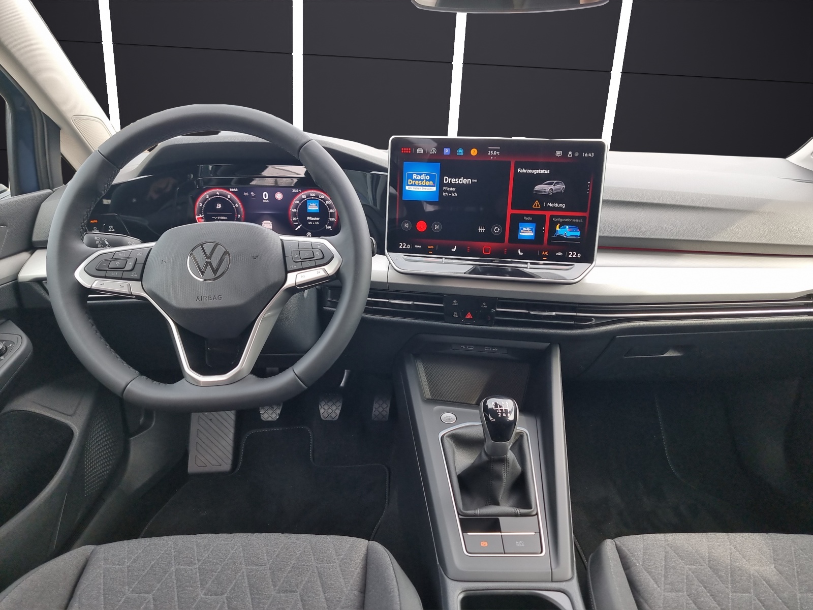 Fahrzeugabbildung Volkswagen Golf VIII Variant TSI LED AHK ACC PDC AID SH LM