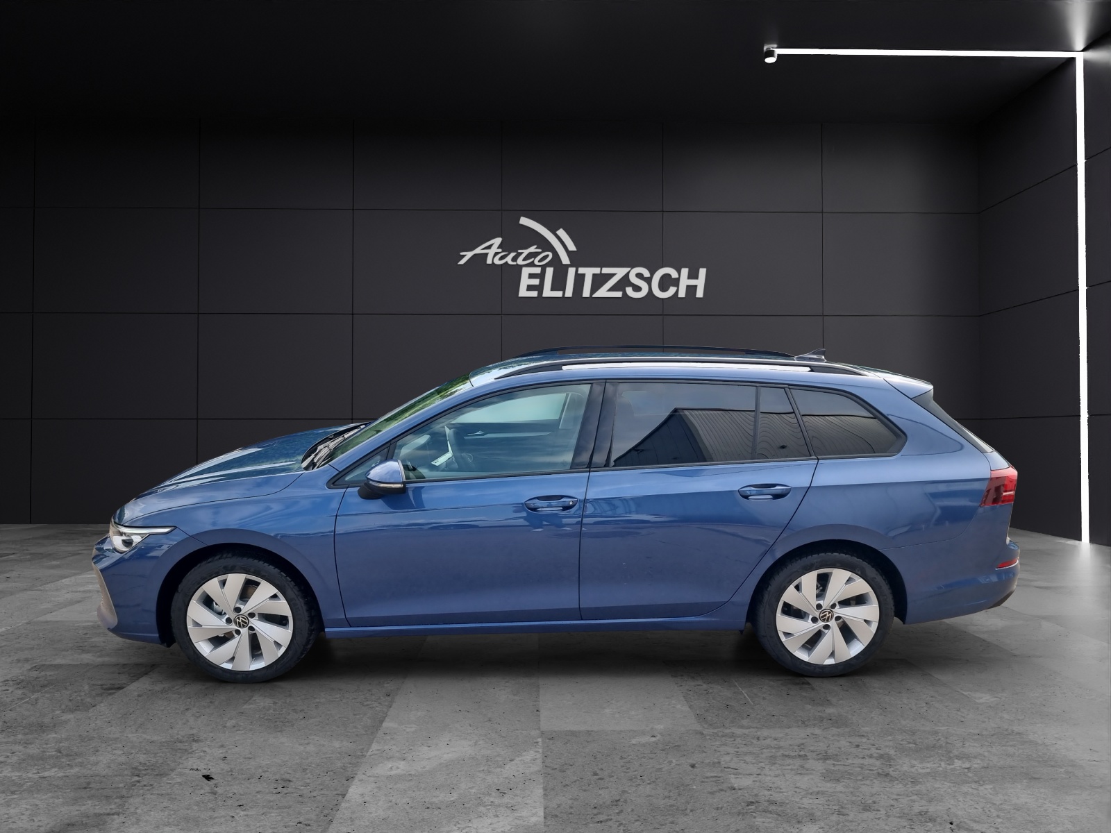 Fahrzeugabbildung Volkswagen Golf VIII Variant TSI LED AHK ACC PDC AID SH LM