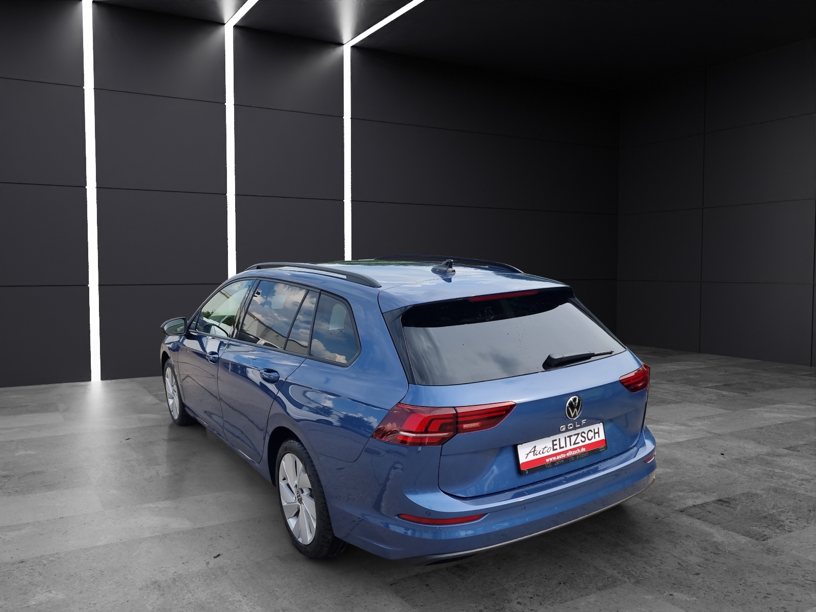Fahrzeugabbildung Volkswagen Golf VIII Variant TSI LED AHK ACC PDC AID SH LM