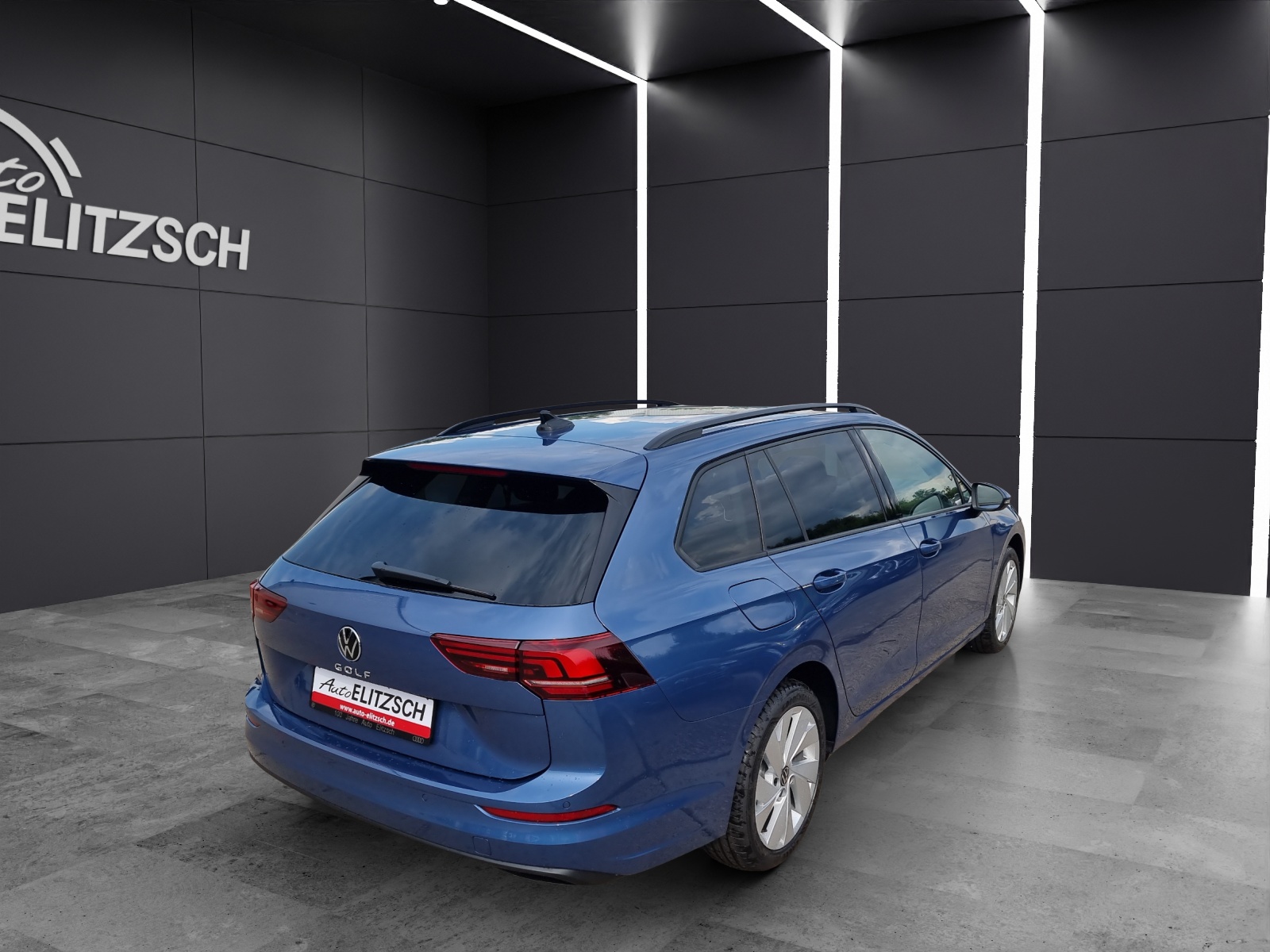 Fahrzeugabbildung Volkswagen Golf VIII Variant TSI LED AHK ACC PDC AID SH LM