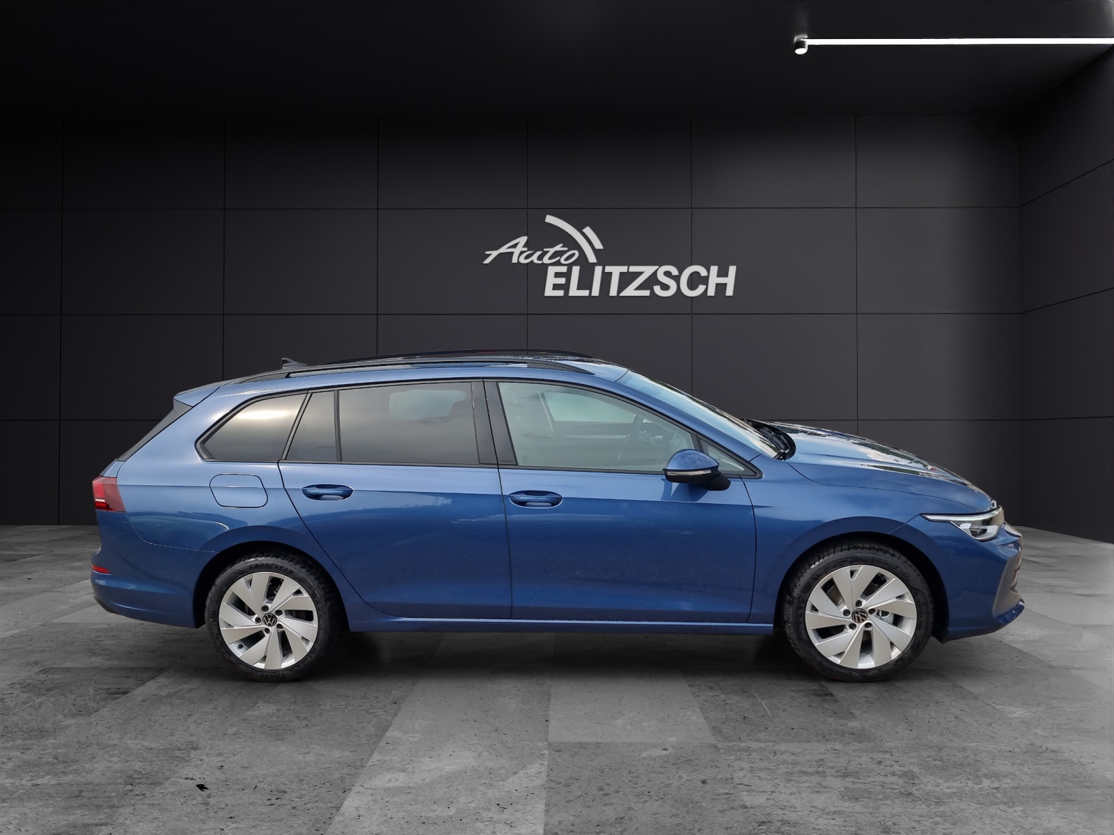 Fahrzeugabbildung Volkswagen Golf VIII Variant TSI LED AHK ACC PDC AID SH LM