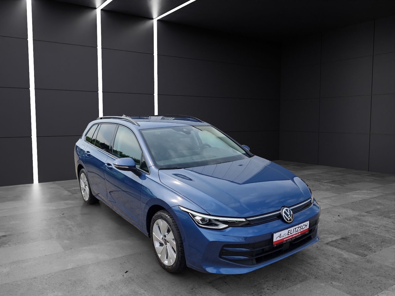 Fahrzeugabbildung Volkswagen Golf VIII Variant TSI LED AHK ACC PDC AID SH LM
