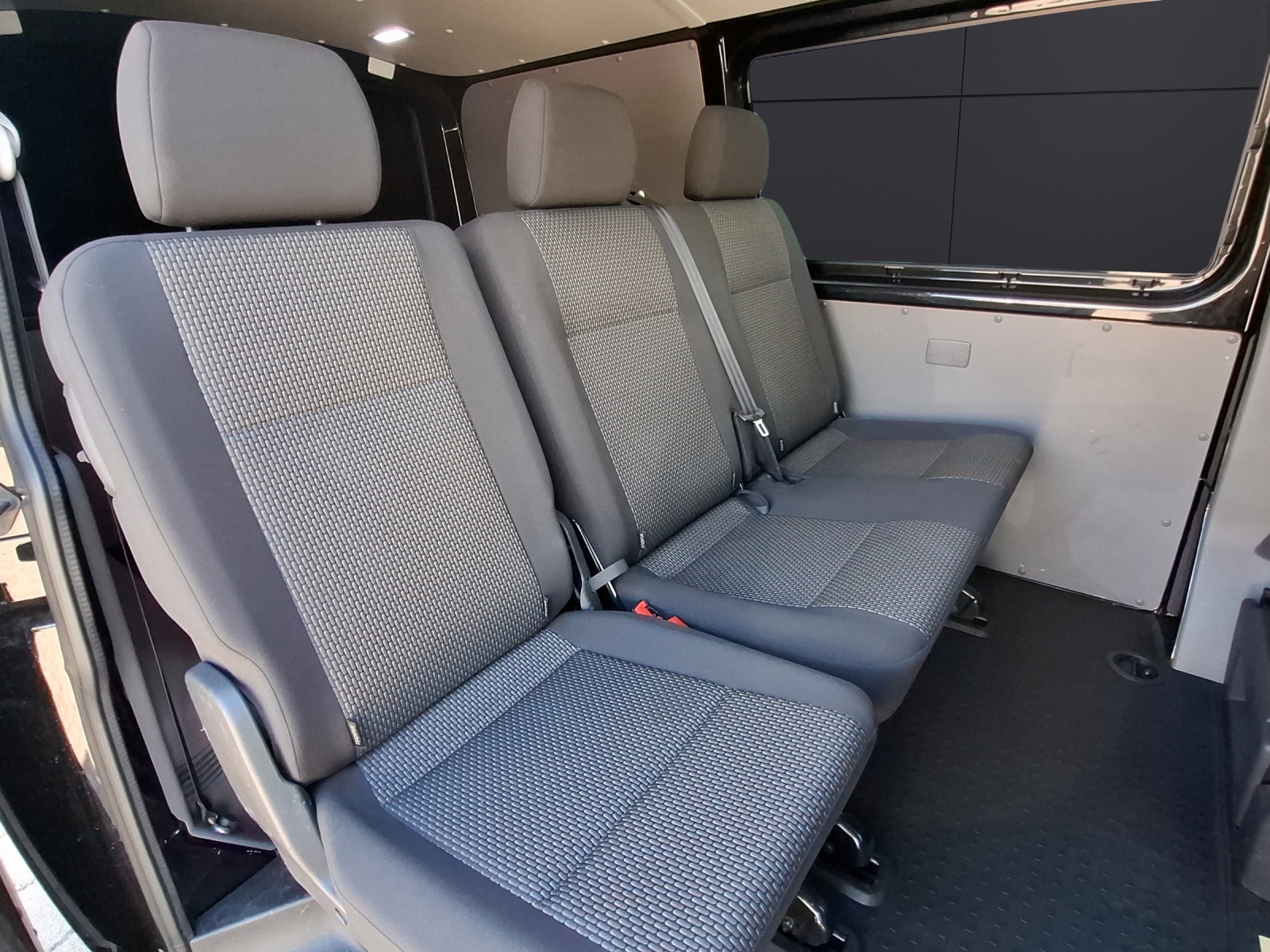 Fahrzeugabbildung Volkswagen T6 Kombi T6.1 TDI DSG 5-Si LED AHK Klima GRA PDC SH