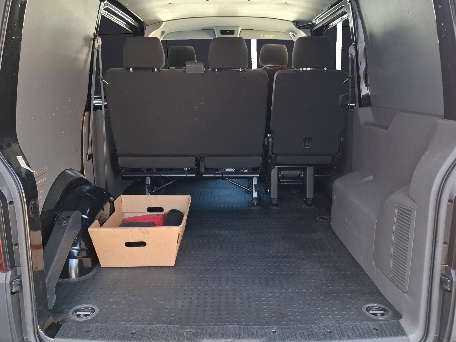 Fahrzeugabbildung Volkswagen T6 Kombi T6.1 TDI DSG 5-Si LED AHK Klima GRA PDC SH