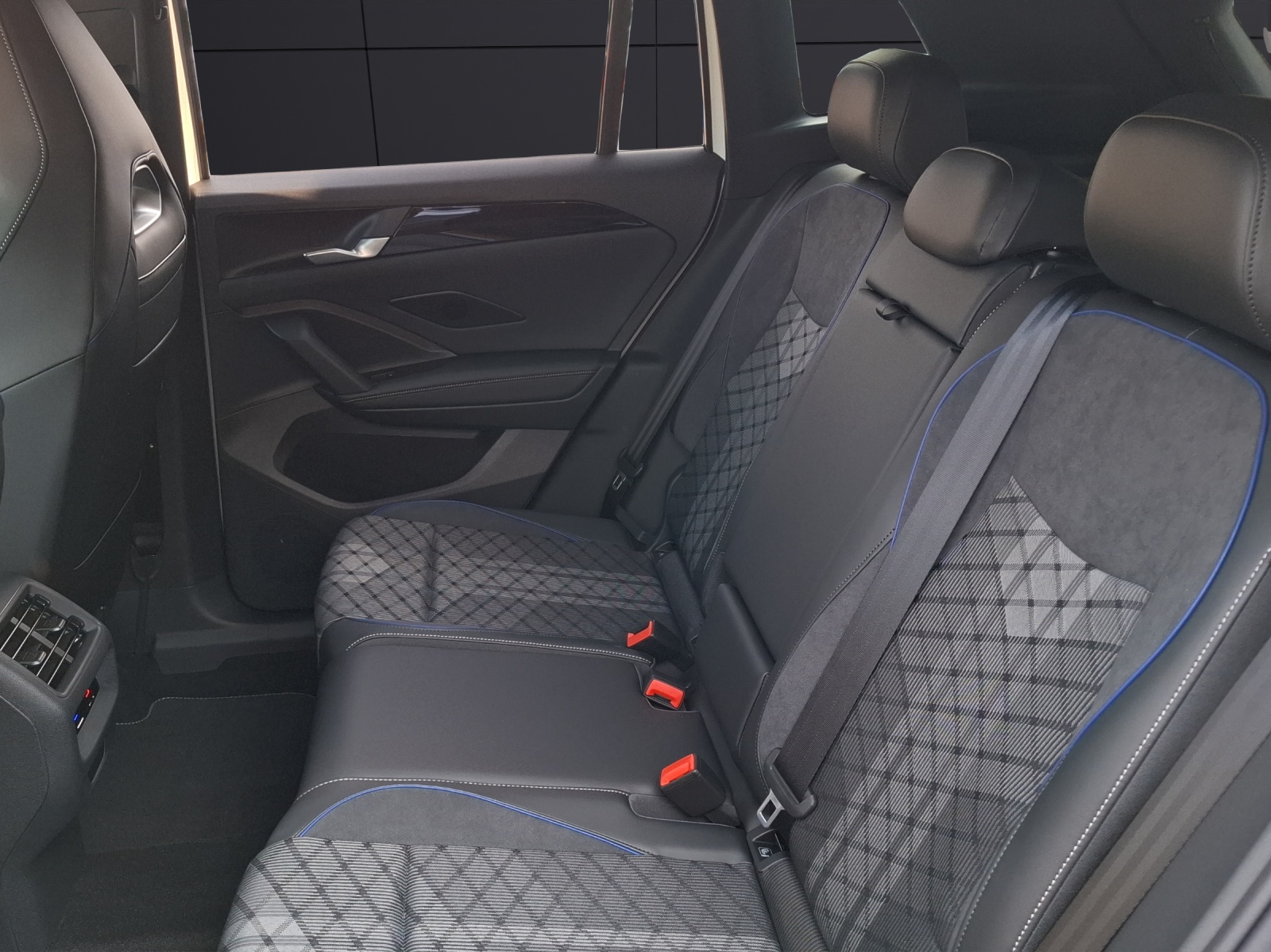 Fahrzeugabbildung Volkswagen Tiguan R-Line-Black-Style TSI 4M DCC