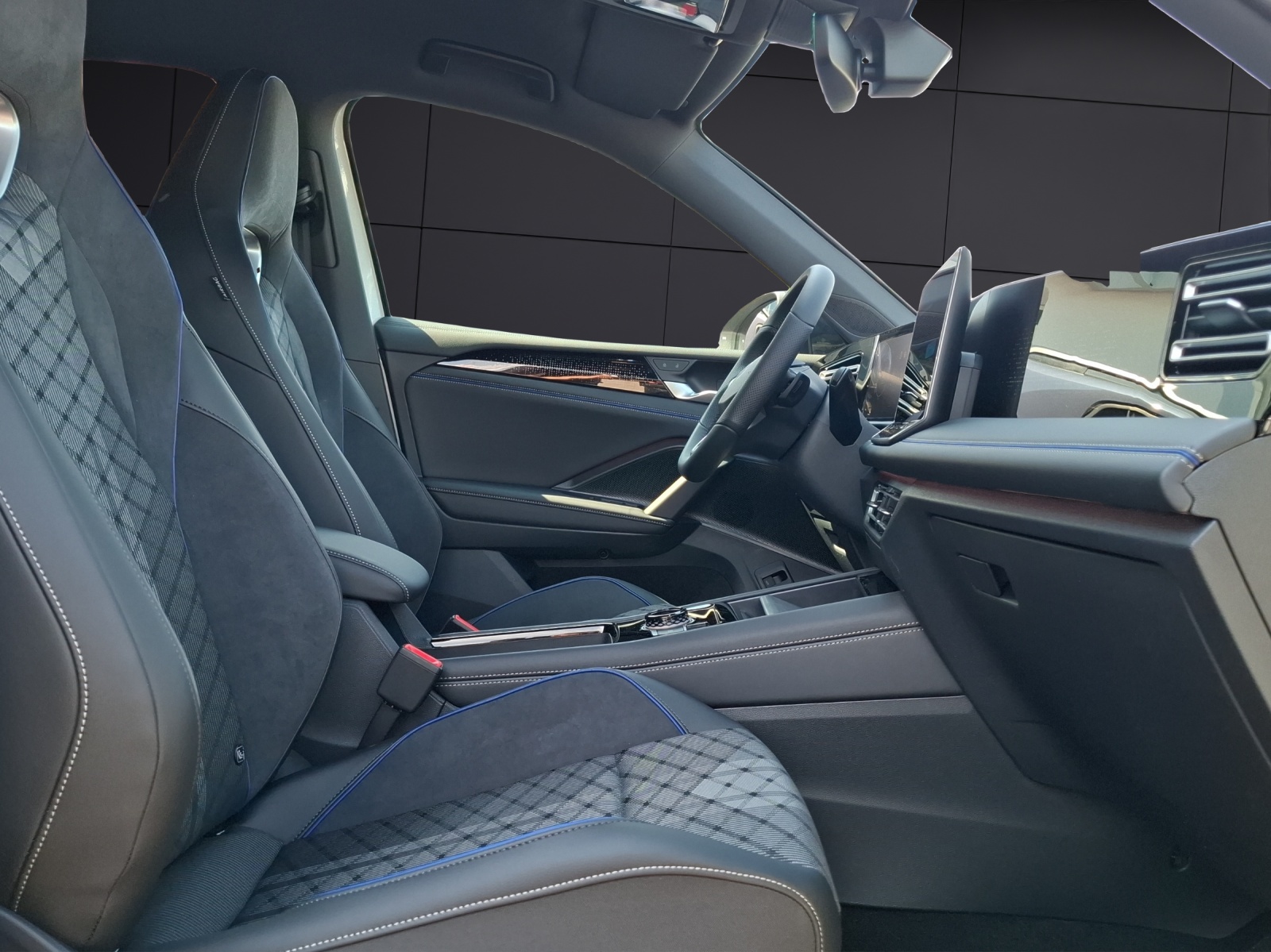 Fahrzeugabbildung Volkswagen Tiguan R-Line-Black-Style TSI 4M DCC