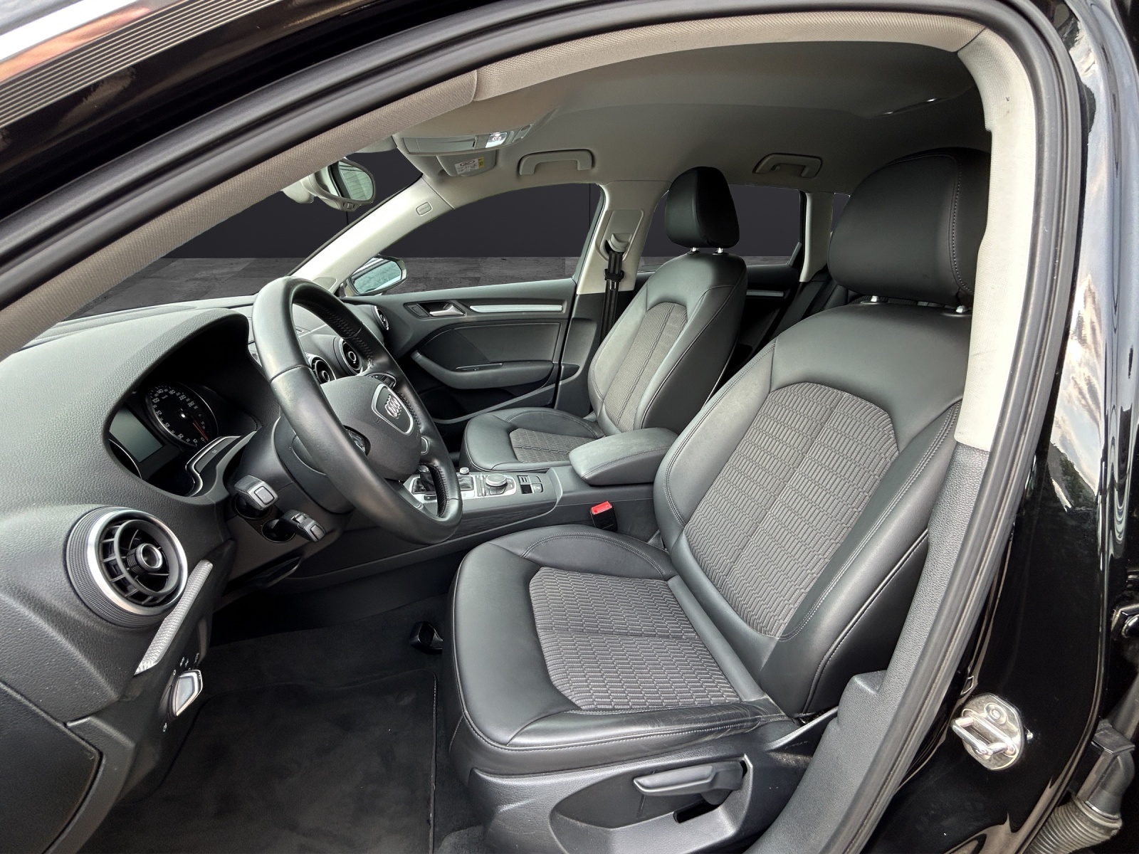 Fahrzeugabbildung Audi A3 Sportback Ambiente TSI DSG AHK XENON NAVI