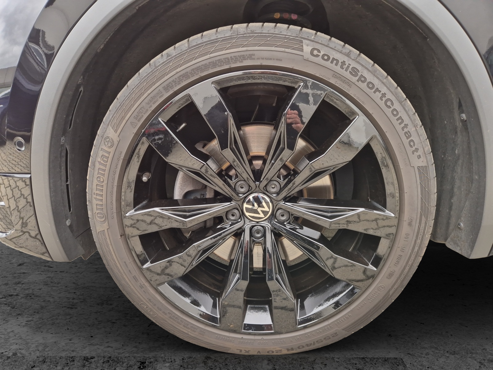 Fahrzeugabbildung Volkswagen Tiguan TDI R-Line DSG 4M Matrix STHZ AHK ACC Navi AID Harman 360° SHZ 20