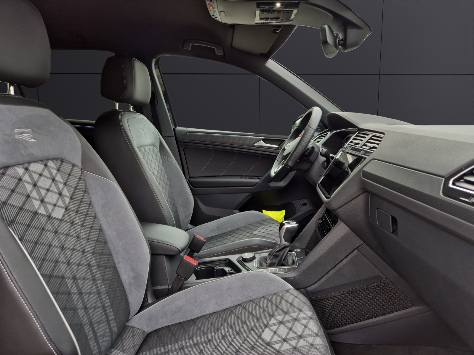 Fahrzeugabbildung Volkswagen Tiguan TDI R-Line DSG 4M Matrix STHZ AHK ACC Navi AID Harman 360° SHZ 20