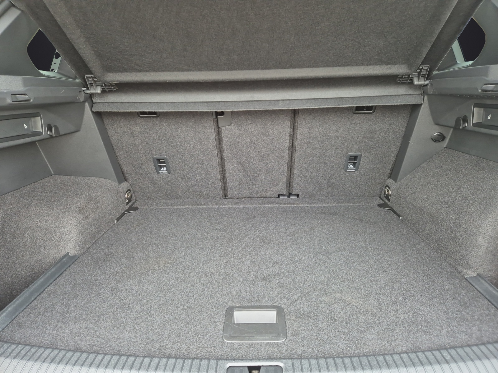 Fahrzeugabbildung Volkswagen Tiguan TDI R-Line DSG 4M Matrix STHZ AHK ACC Navi AID Harman 360° SHZ 20
