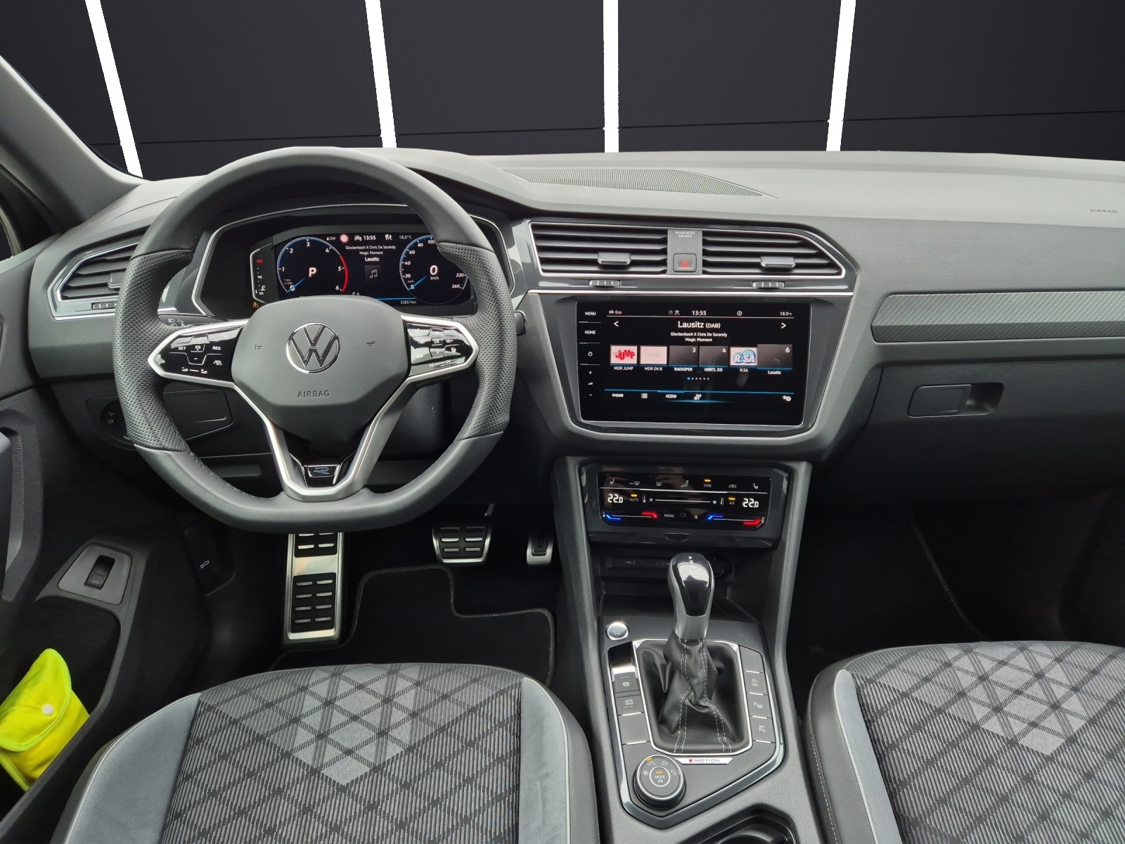 Fahrzeugabbildung Volkswagen Tiguan TDI R-Line DSG 4M Matrix STHZ AHK ACC Navi AID Harman 360° SHZ 20