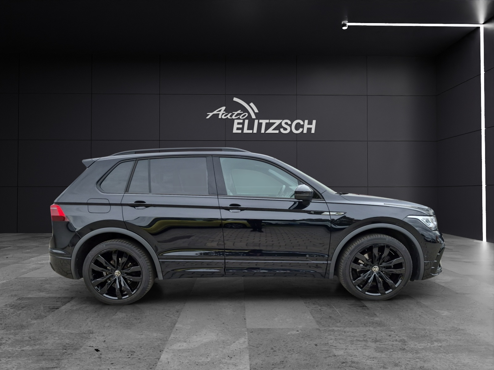 Fahrzeugabbildung Volkswagen Tiguan TDI R-Line DSG 4M Matrix STHZ AHK ACC Navi AID Harman 360° SHZ 20