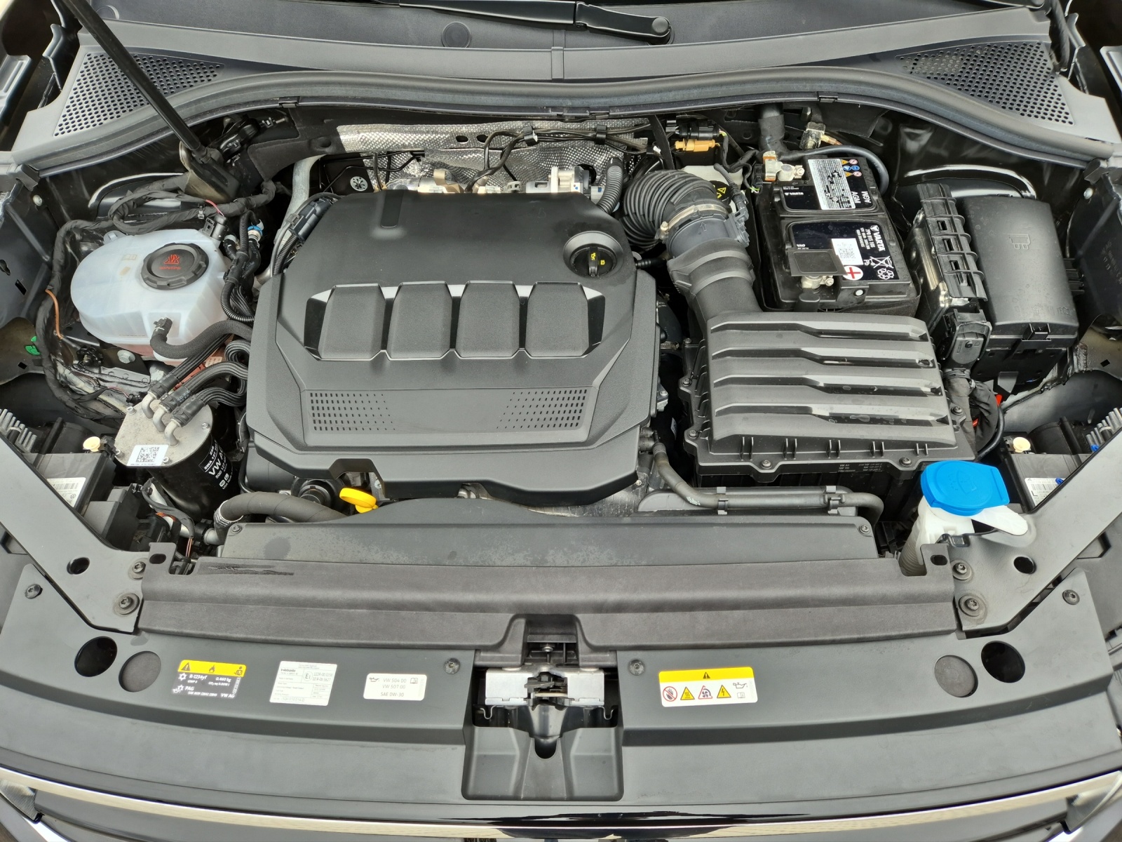 Fahrzeugabbildung Volkswagen Tiguan TDI R-Line DSG 4M Matrix STHZ AHK ACC Navi AID Harman 360° SHZ 20