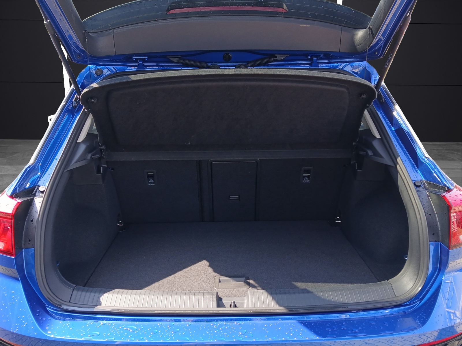 Fahrzeugabbildung Volkswagen T-Roc TSI Style LED AHK Navi ACC RFK SHZ