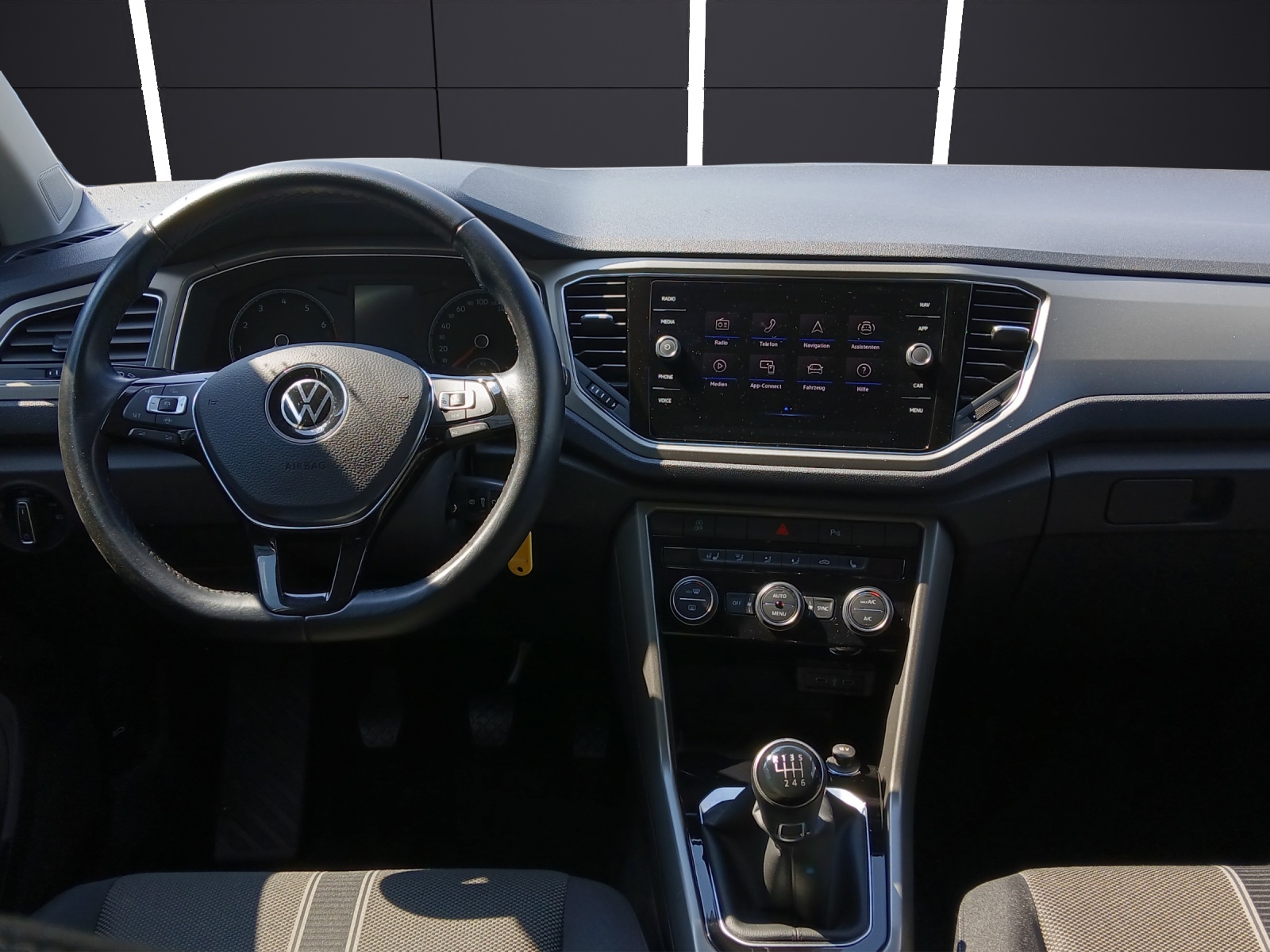 Fahrzeugabbildung Volkswagen T-Roc TSI Style LED AHK Navi ACC RFK SHZ