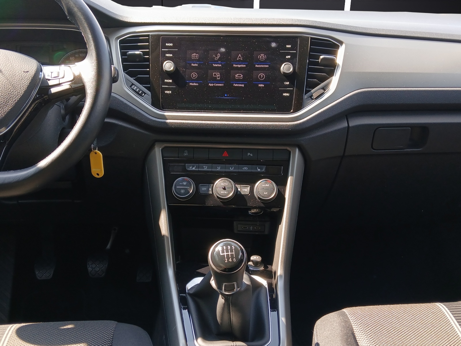 Fahrzeugabbildung Volkswagen T-Roc TSI Style LED AHK Navi ACC RFK SHZ