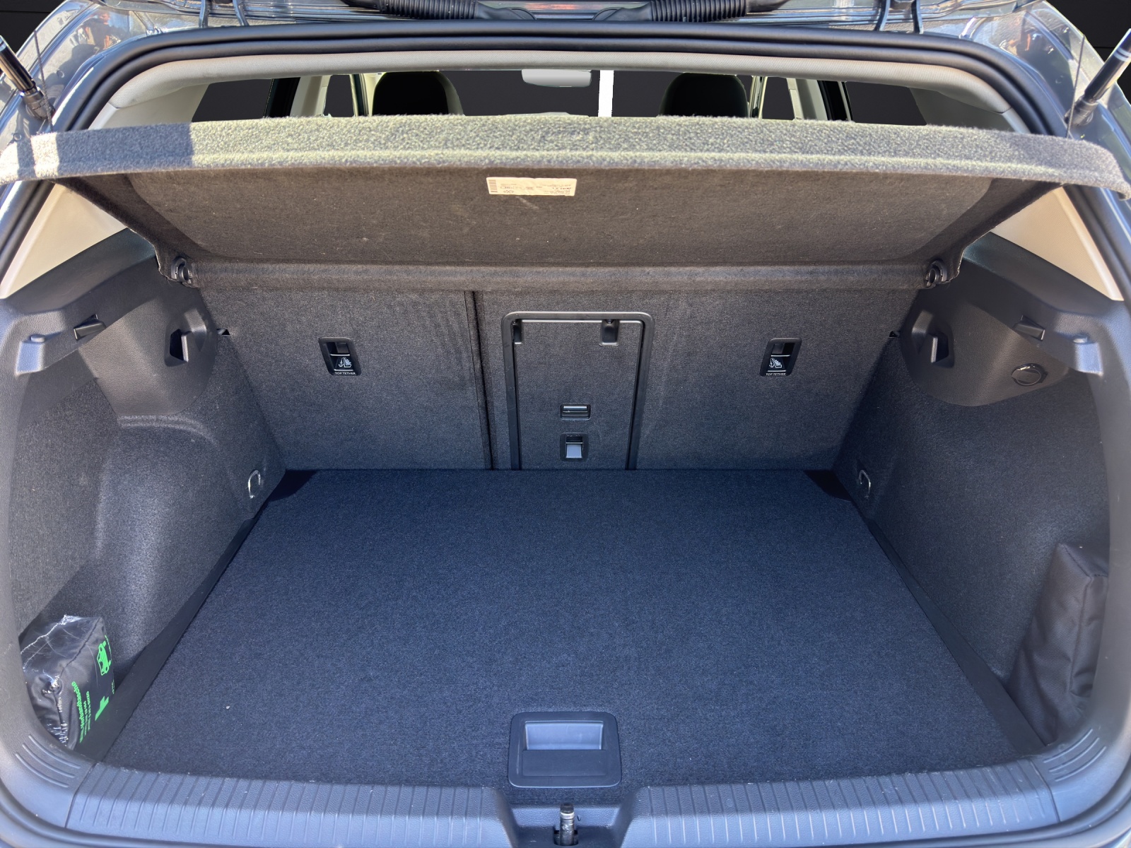 Fahrzeugabbildung Volkswagen Golf VIII Active TDI DSG LED ACC SHZ PDC NAVI AMBIENTE KLIMA