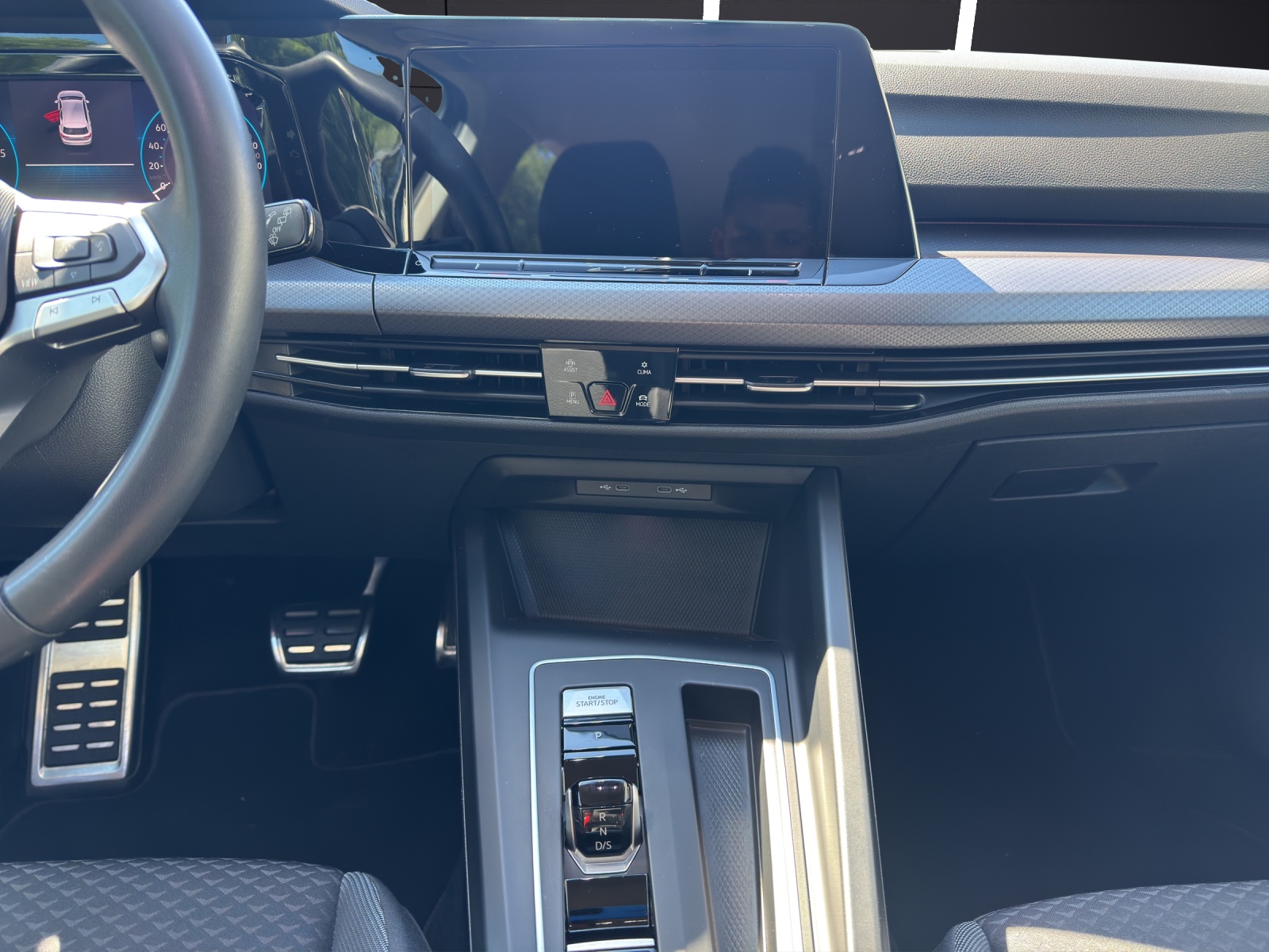 Fahrzeugabbildung Volkswagen Golf VIII Active TDI DSG LED ACC SHZ PDC NAVI AMBIENTE KLIMA