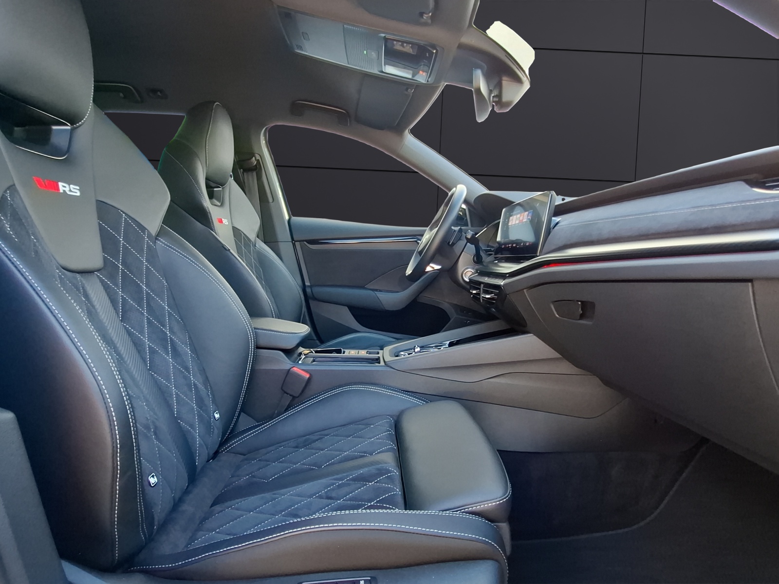 Fahrzeugabbildung SKODA Octavia Combi TDI RS Plus 4x4 Matrix Navi HUD AID ACC RFK SH 19