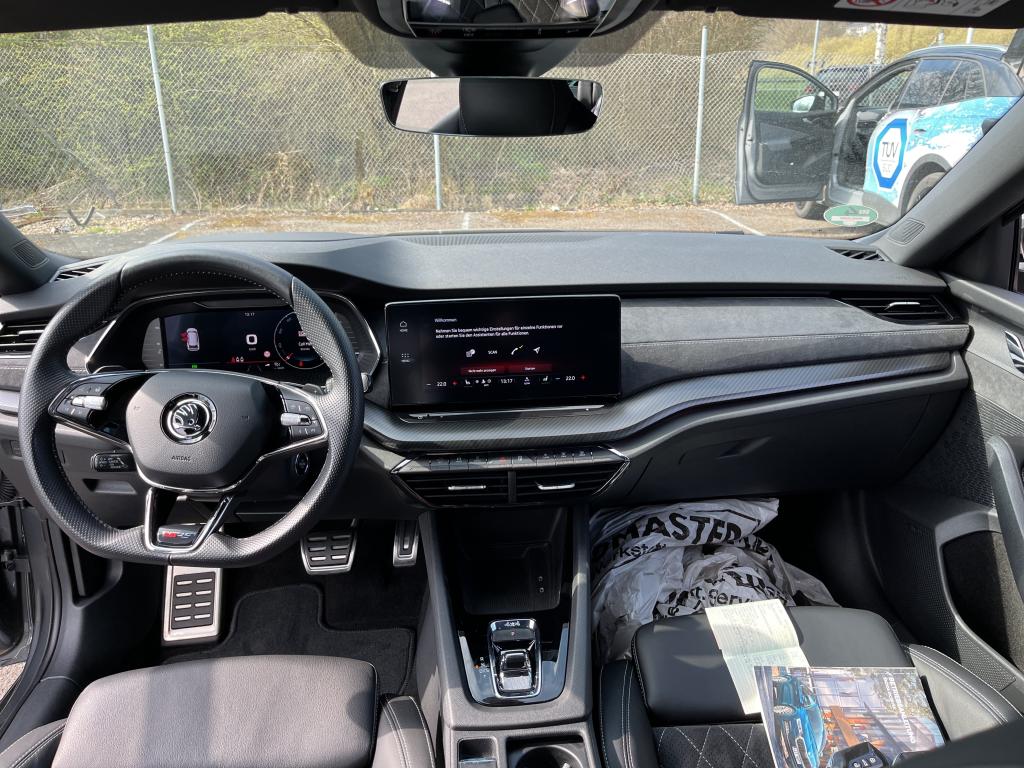 Fahrzeugabbildung SKODA Octavia Combi TDI RS Plus DSG 4x4 Matrix Navi HUD AID ACC RFK SH 19