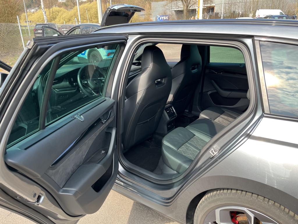 Fahrzeugabbildung SKODA Octavia Combi TDI RS Plus DSG 4x4 Matrix Navi HUD AID ACC RFK SH 19