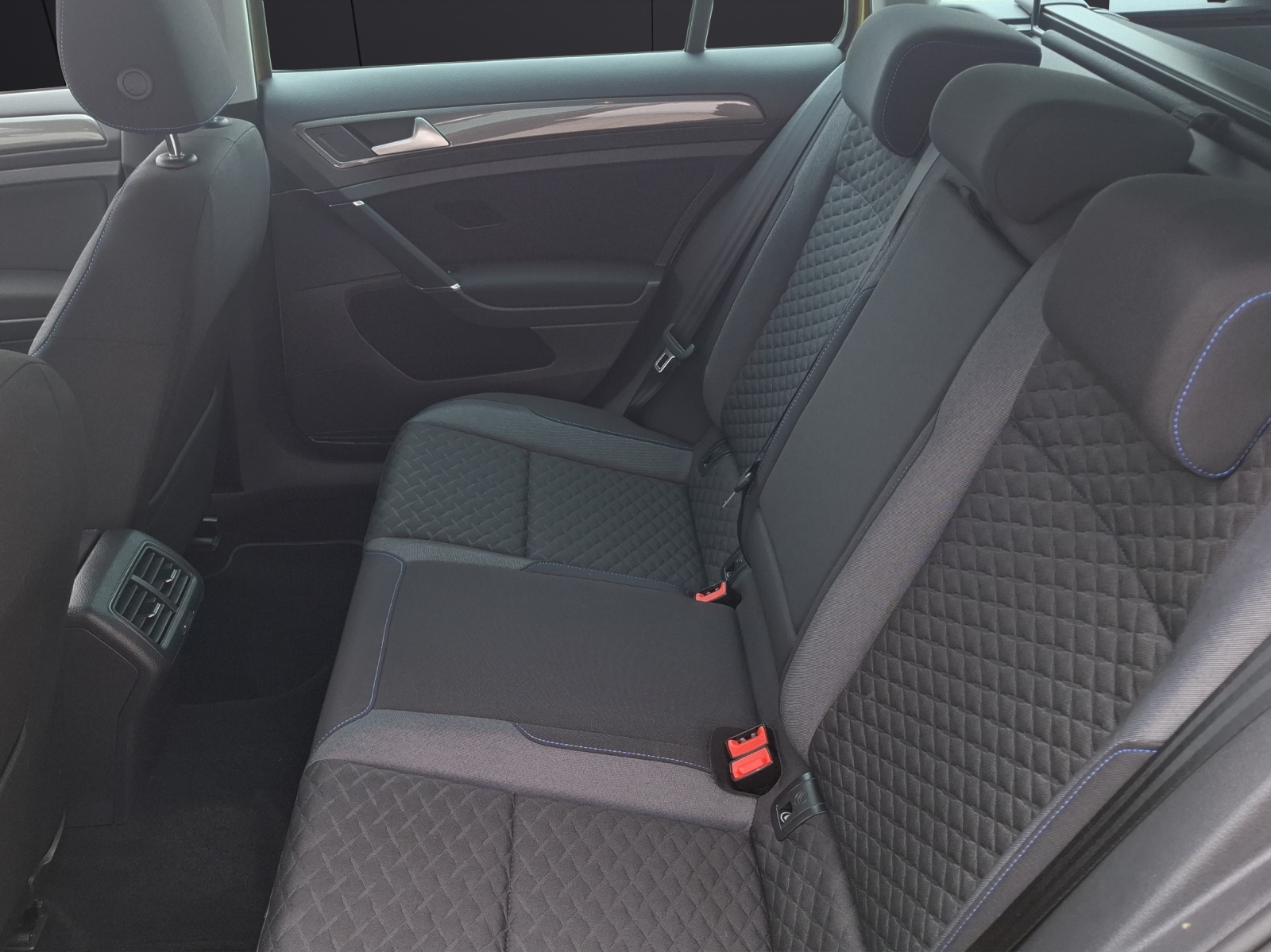 Fahrzeugabbildung Volkswagen Golf VII Variant TSI Join DSG LED AHK Navi ACC PDC SH