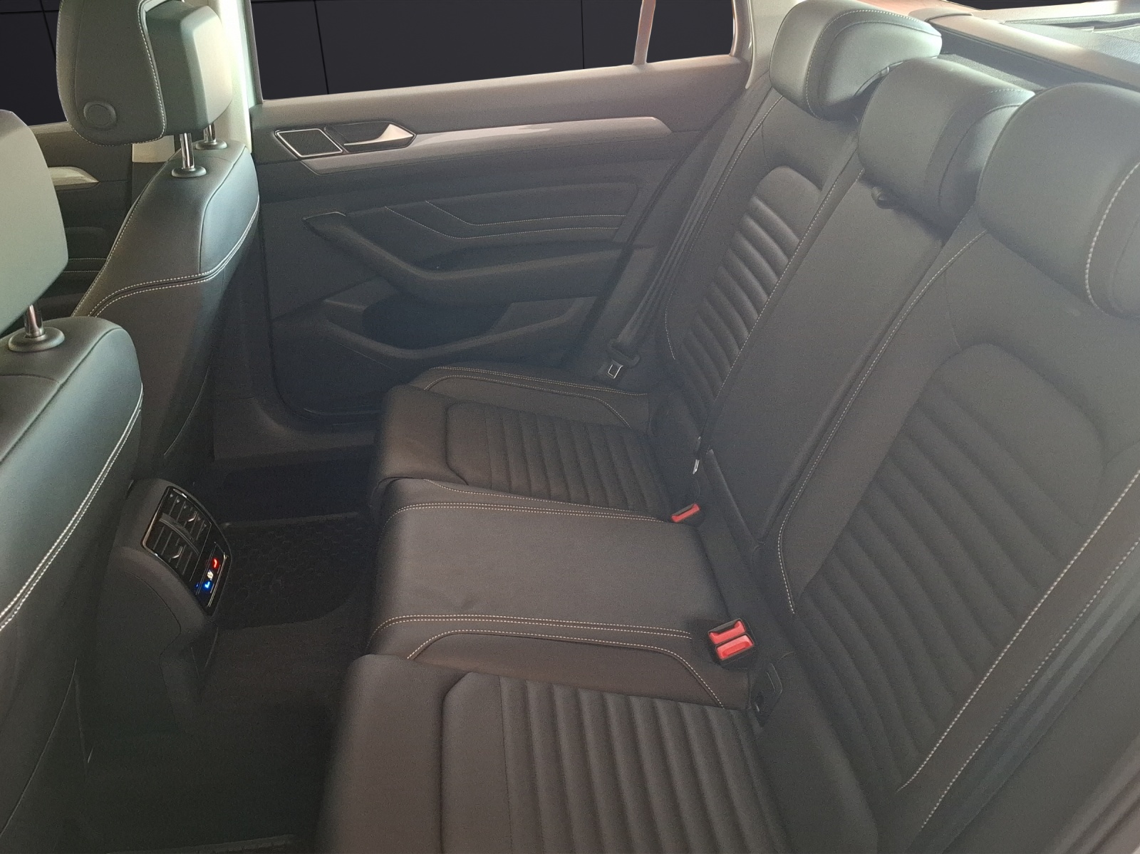 Fahrzeugabbildung Volkswagen Passat Variant TDI Business DSG LED Navi ACC RFK SH