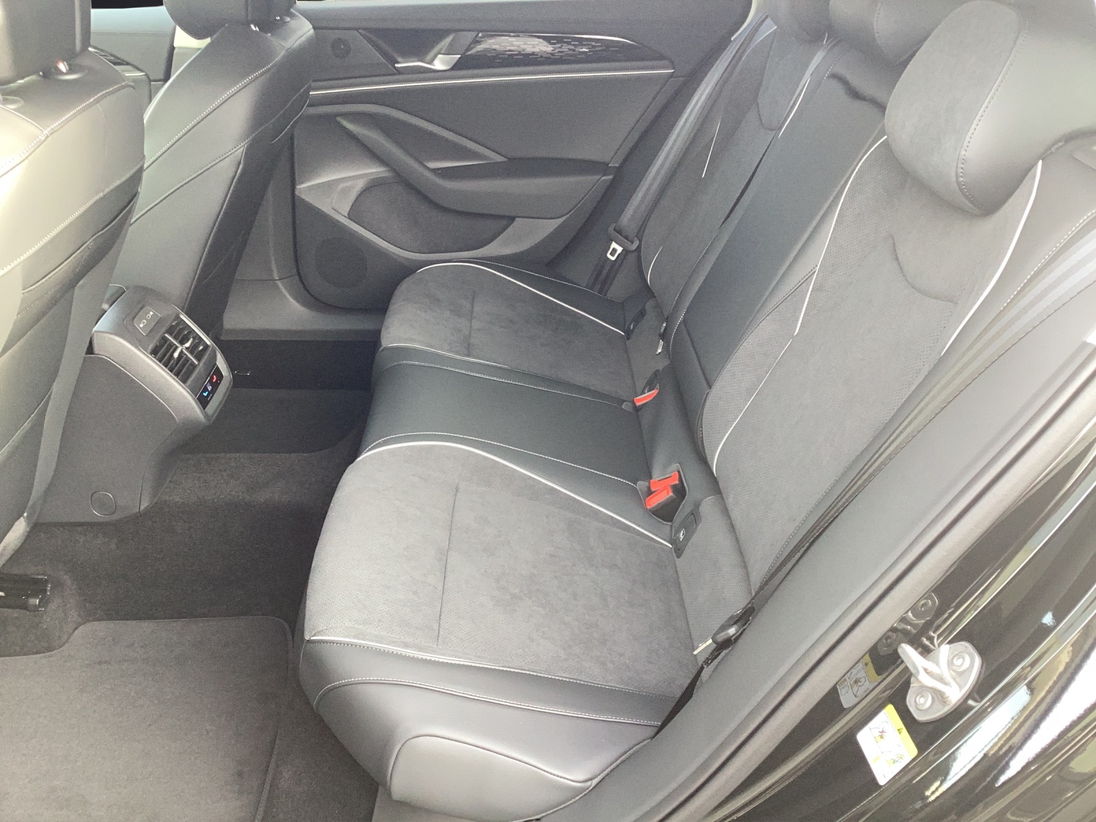 Fahrzeugabbildung Volkswagen Passat Variant Business AHZV LED DAB+ ACC