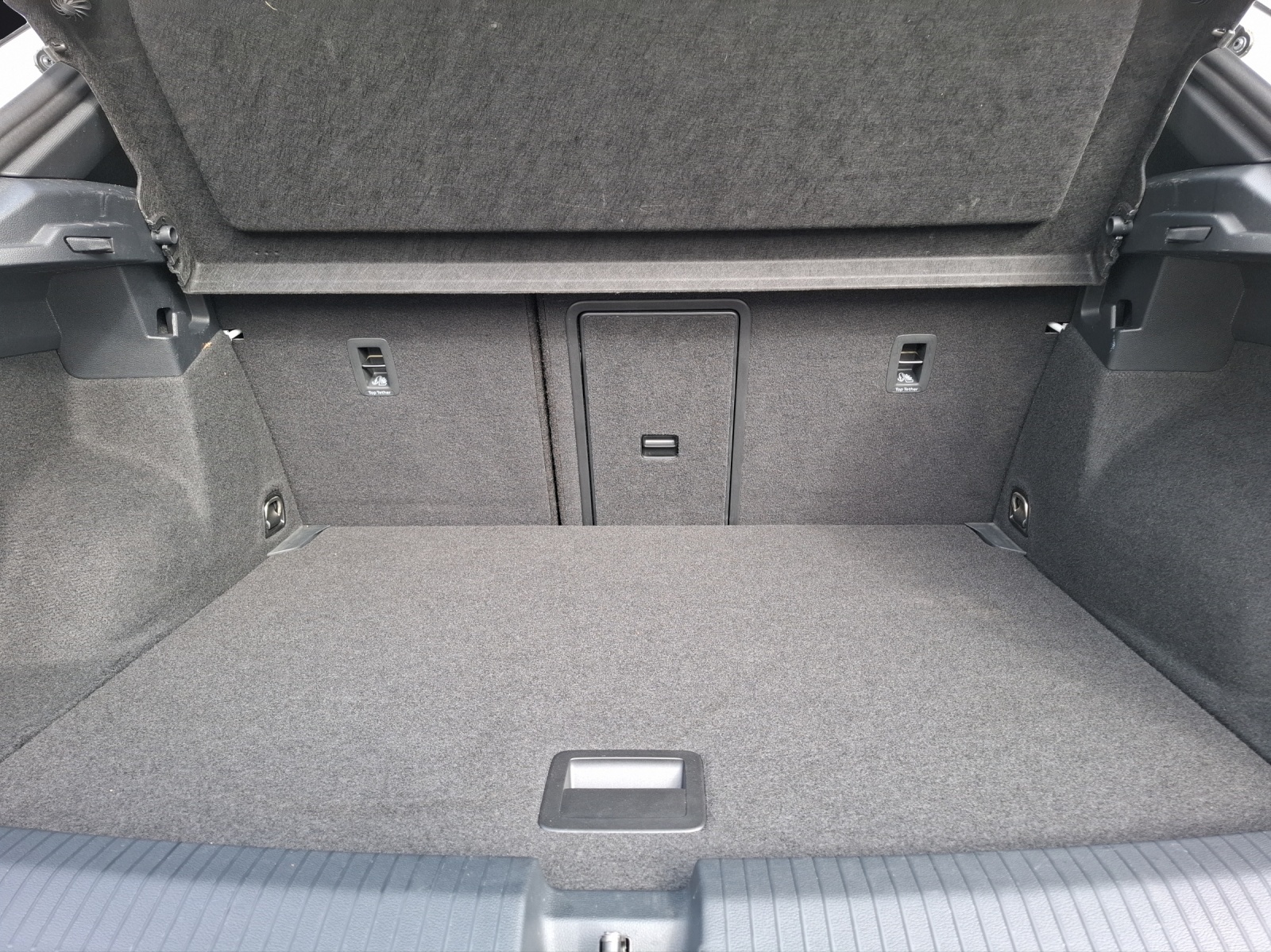 Fahrzeugabbildung Volkswagen T-Roc R 4M Matrix Navi Akrapovic Pano AID ACC RFK 19