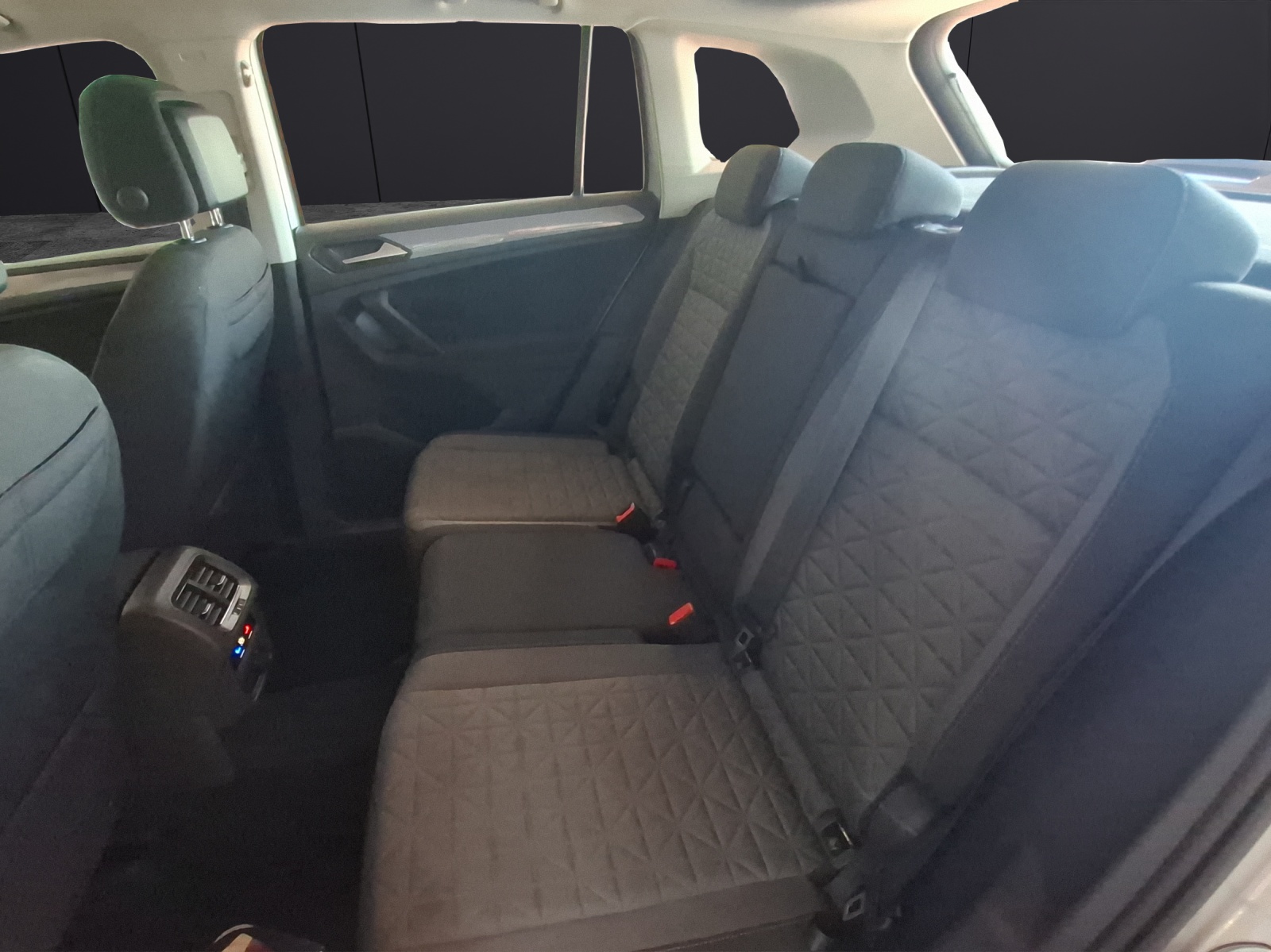 Fahrzeugabbildung Volkswagen Tiguan TSI Life LED Navi ACC PDC SHZ