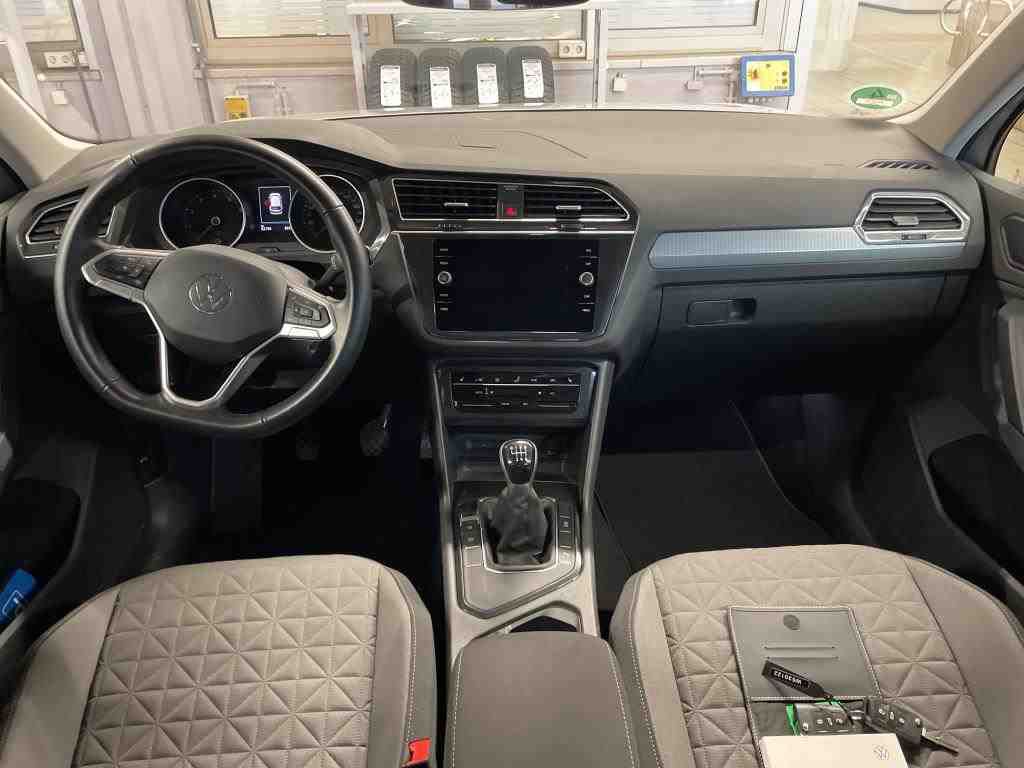Fahrzeugabbildung Volkswagen Tiguan TSI Life LED Navi ACC PDC SH