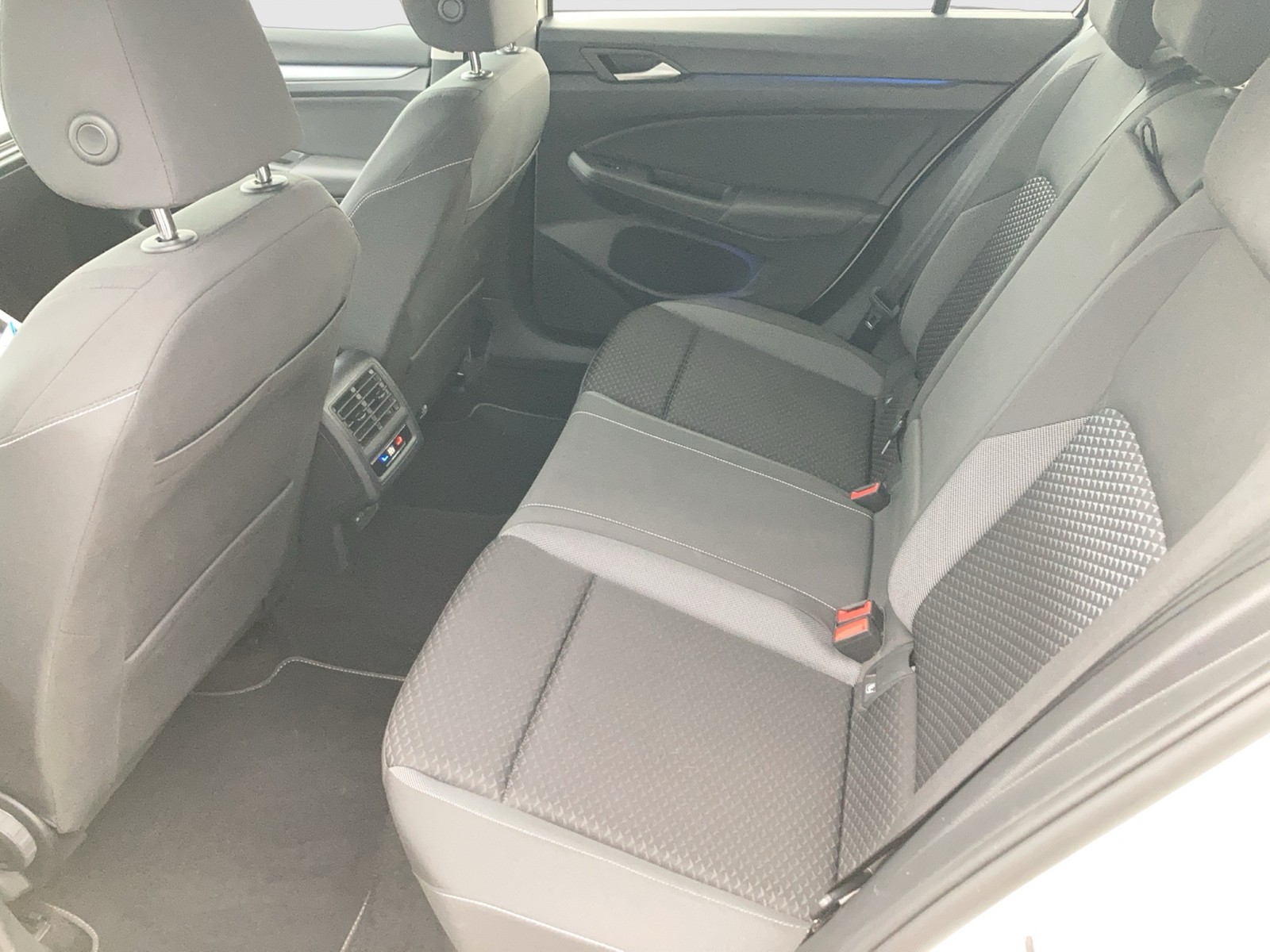Fahrzeugabbildung Volkswagen Golf VIII Variant eTSI Active DSG LED Navi ACC RFK