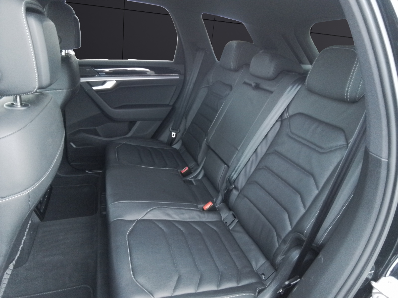 Fahrzeugabbildung Volkswagen Touareg TDI R-Line Matrix AHK RFK HuD LUFT ACC SH LM