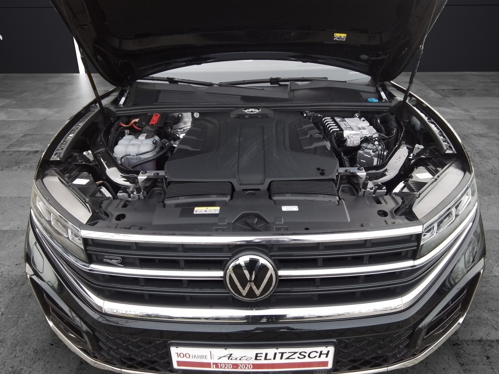 Fahrzeugabbildung Volkswagen Touareg TDI R-Line Matrix AHK RFK HuD LUFT ACC SH LM