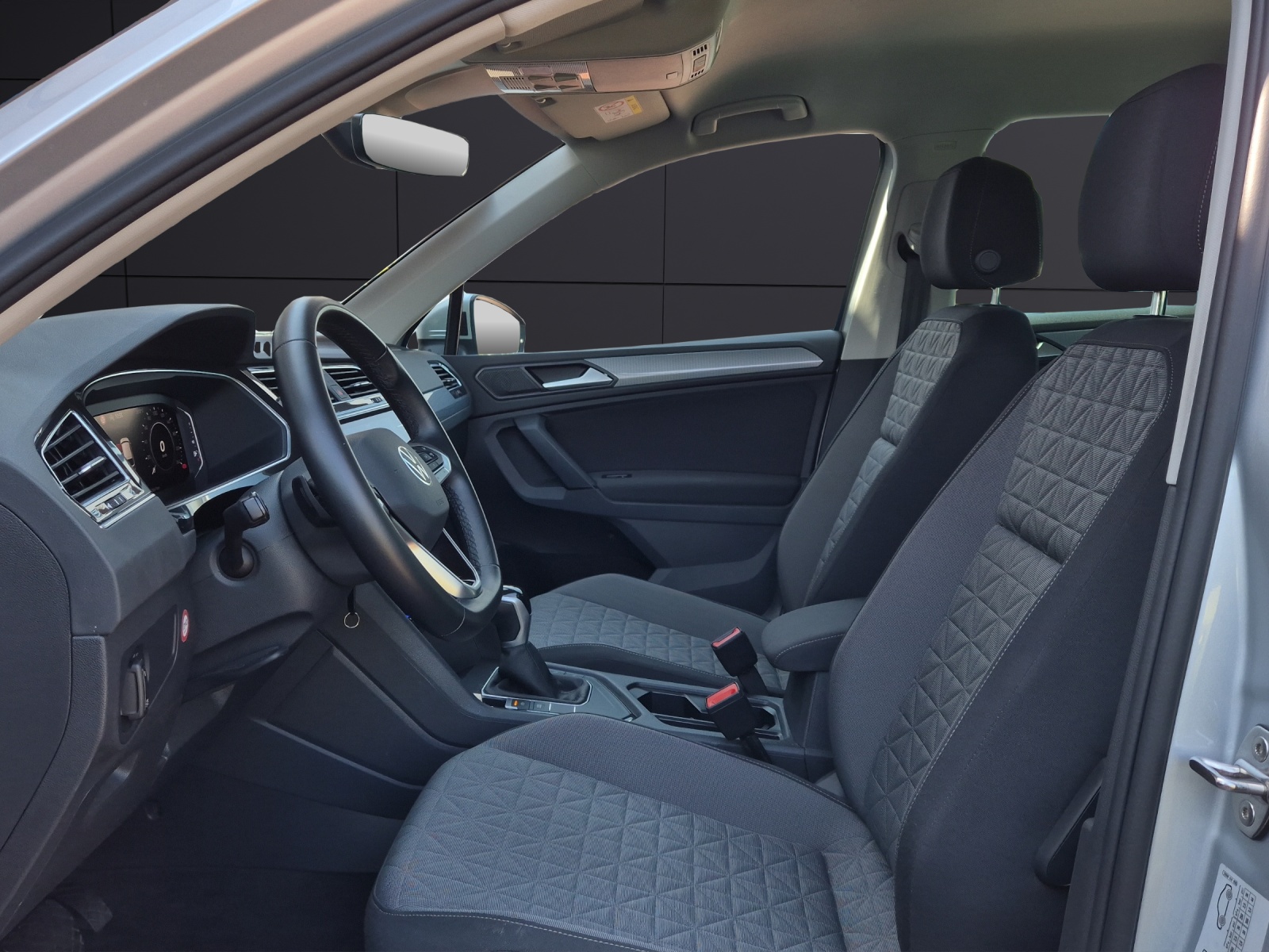 Fahrzeugabbildung Volkswagen Tiguan eHybrid Life DSG Matrix AHK Navi AID ACC RFK SHZ
