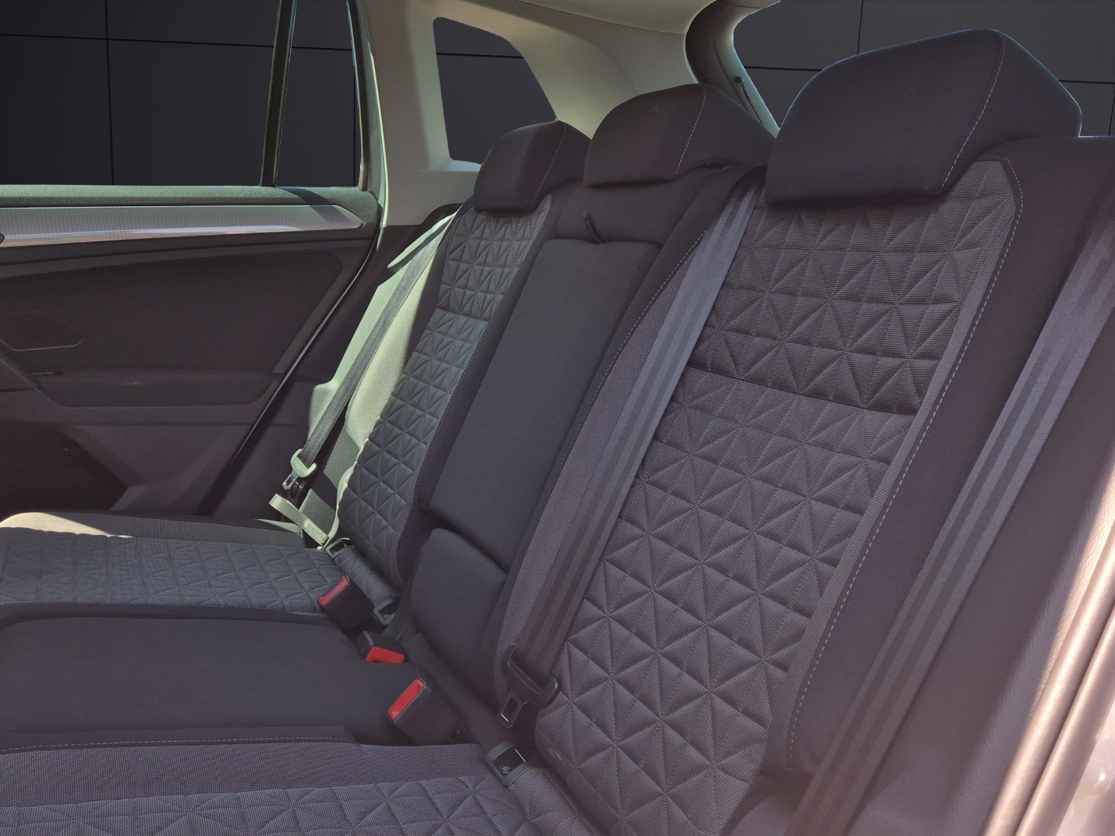 Fahrzeugabbildung Volkswagen Tiguan eHybrid Life DSG Matrix AHK Navi AID ACC RFK SHZ