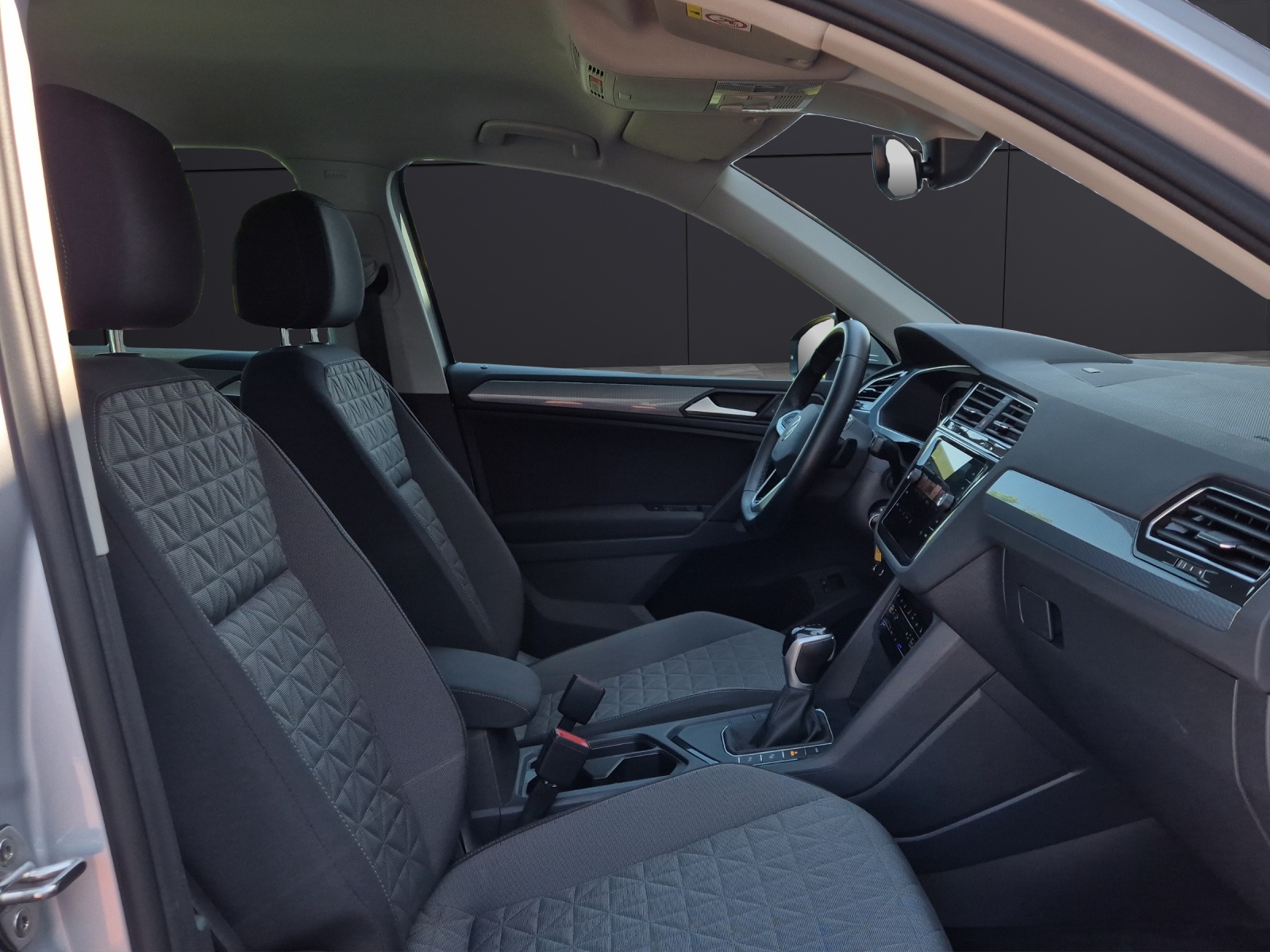 Fahrzeugabbildung Volkswagen Tiguan eHybrid Life DSG Matrix AHK Navi AID ACC RFK SHZ