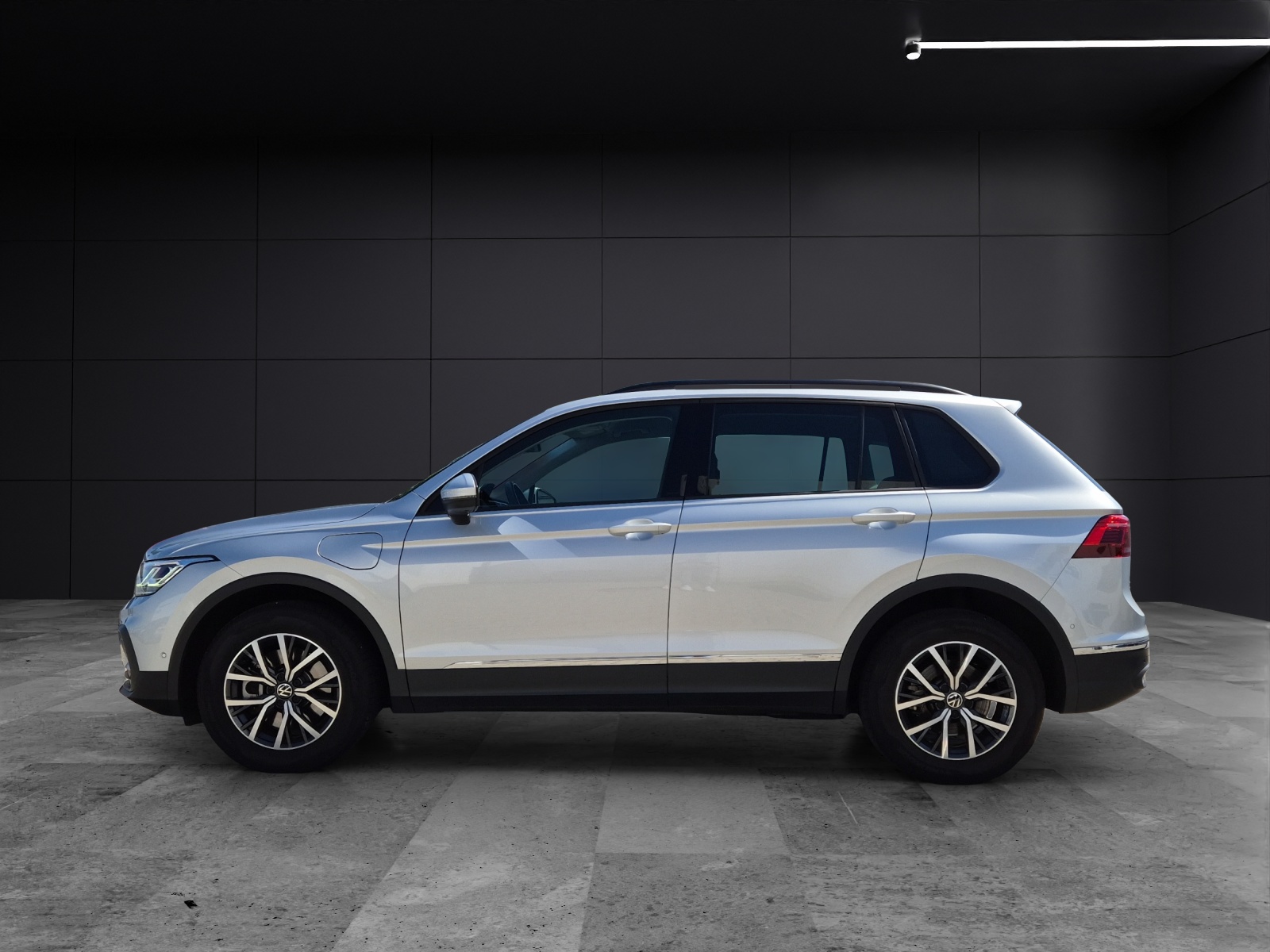 Fahrzeugabbildung Volkswagen Tiguan eHybrid Life DSG Matrix AHK Navi AID ACC RFK SHZ