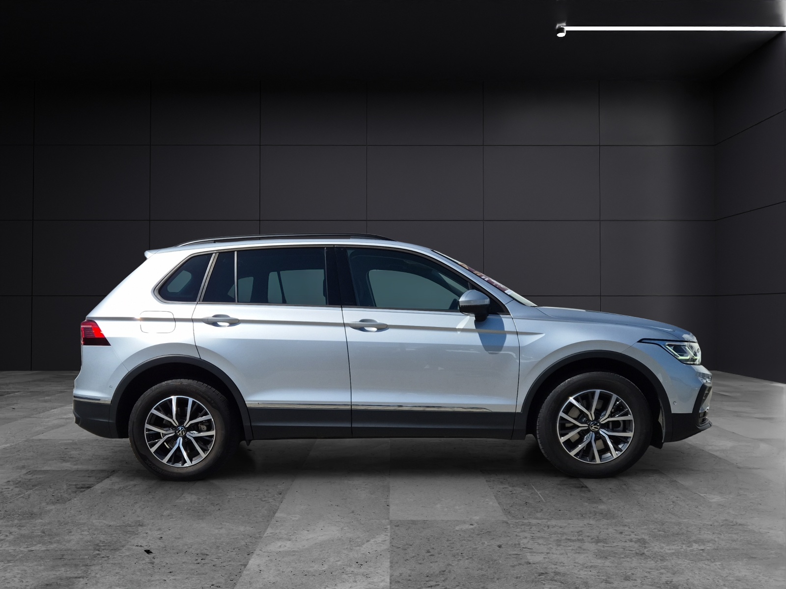 Fahrzeugabbildung Volkswagen Tiguan eHybrid Life DSG Matrix AHK Navi AID ACC RFK SHZ