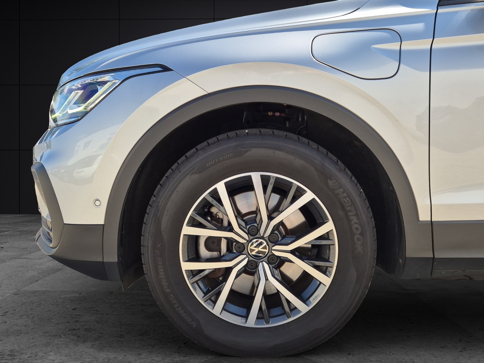 Fahrzeugabbildung Volkswagen Tiguan eHybrid Life DSG Matrix AHK Navi AID ACC RFK SHZ