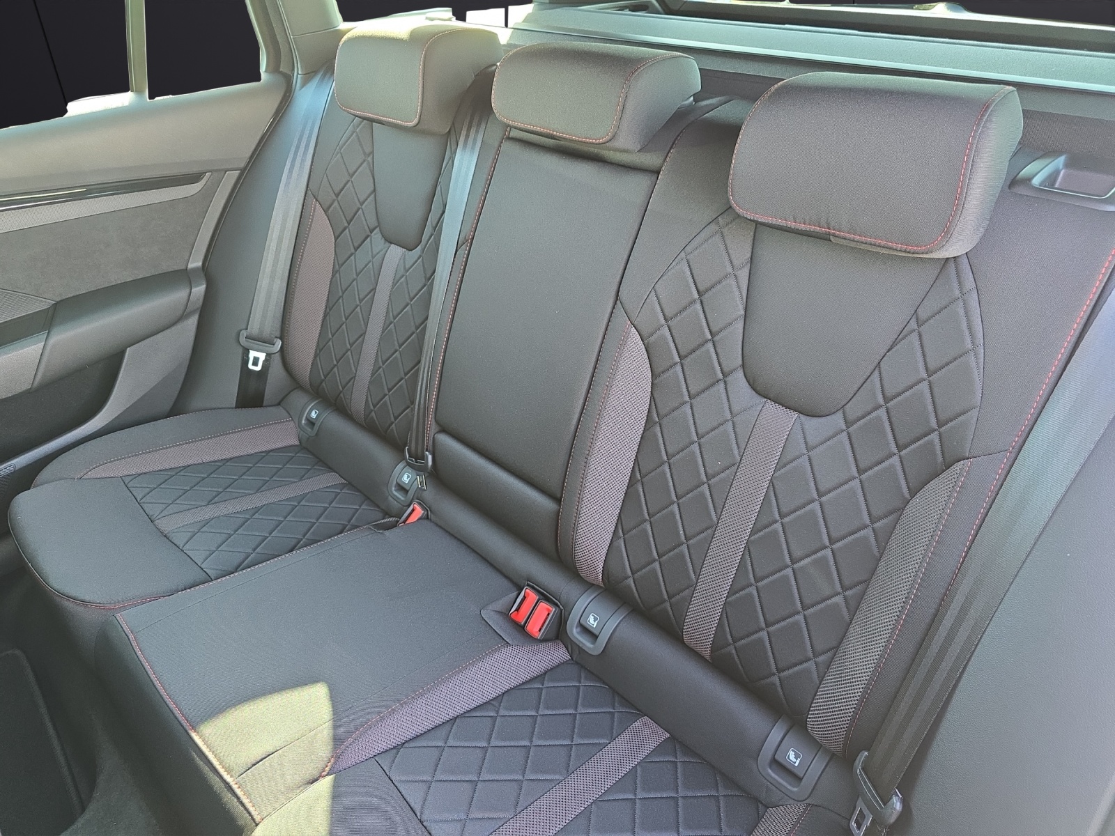 Fahrzeugabbildung SKODA Octavia Combi RS 4x4 2.0 TDI DSG ACC AHK RFK