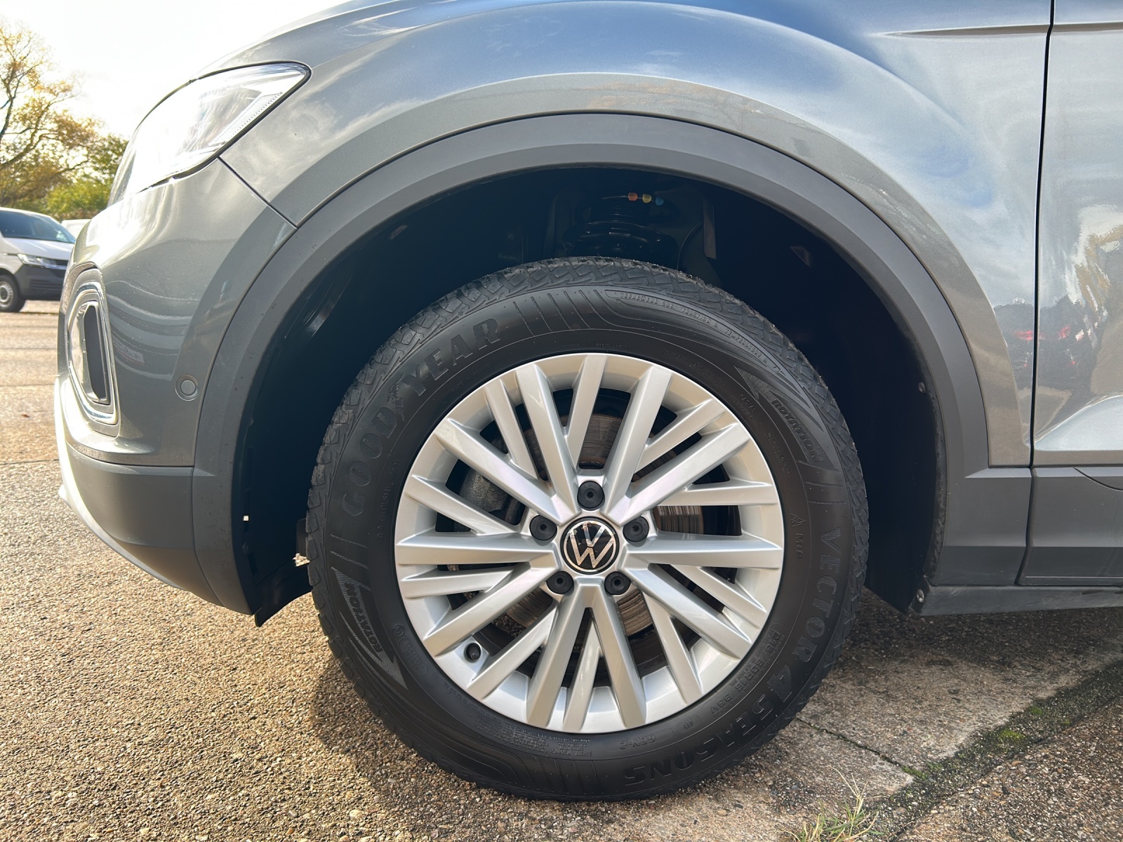 Fahrzeugabbildung Volkswagen T-Roc TSI Life LED Navi AID Park-assist SH