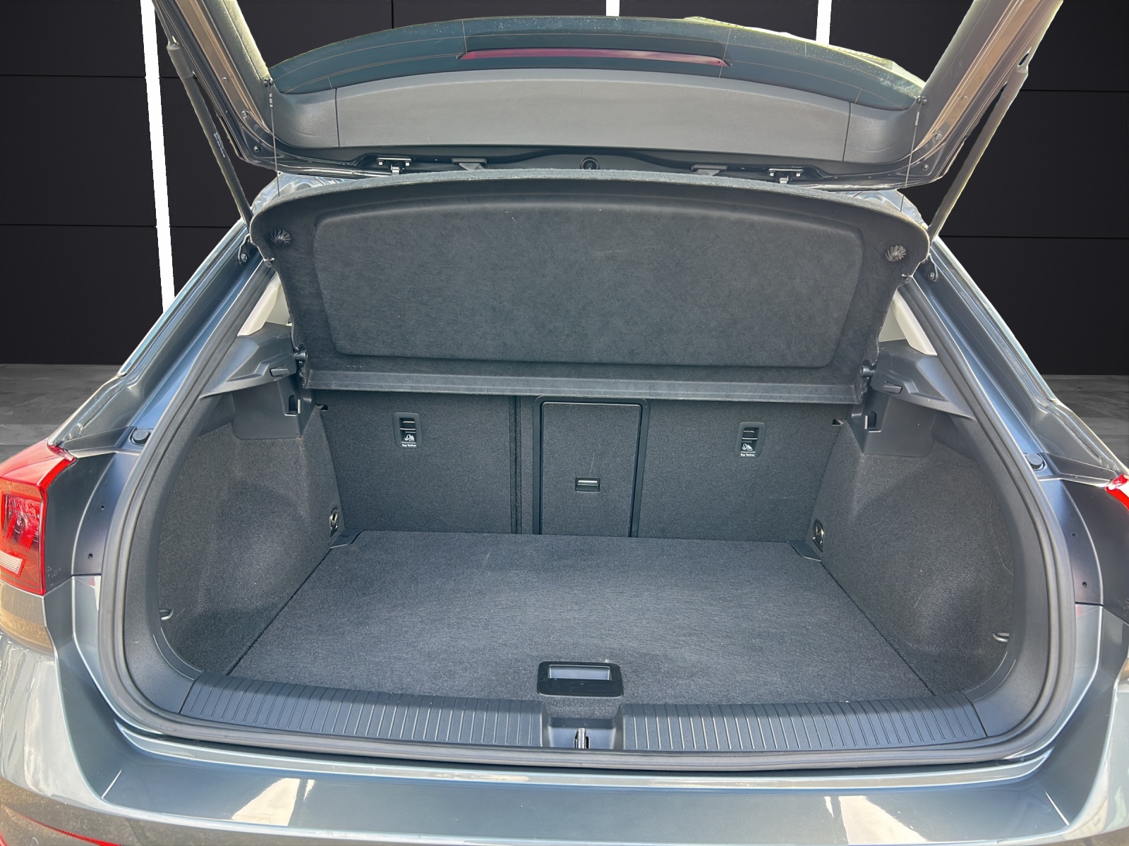 Fahrzeugabbildung Volkswagen T-Roc TSI Life LED Navi AID Park-assist SH