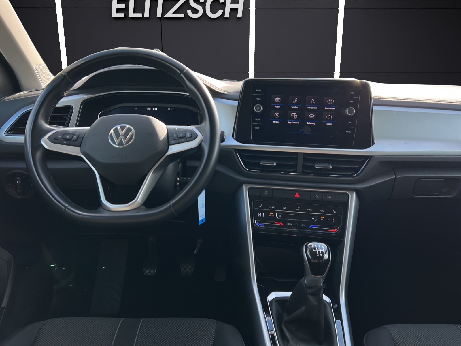 Fahrzeugabbildung Volkswagen T-Roc TSI Life LED Navi AID Park-assist SH