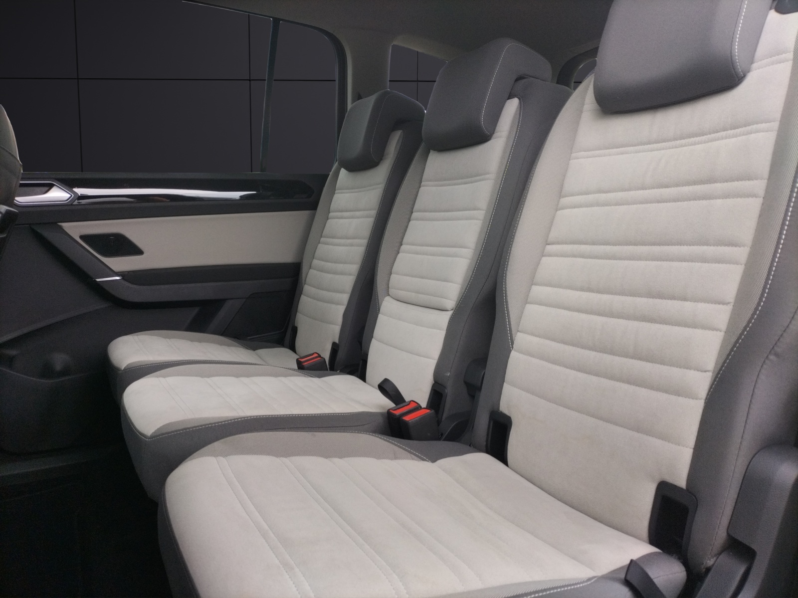 Fahrzeugabbildung Volkswagen Touran TDI Highline DSG LED AHK Navi AID ACC RFK SH